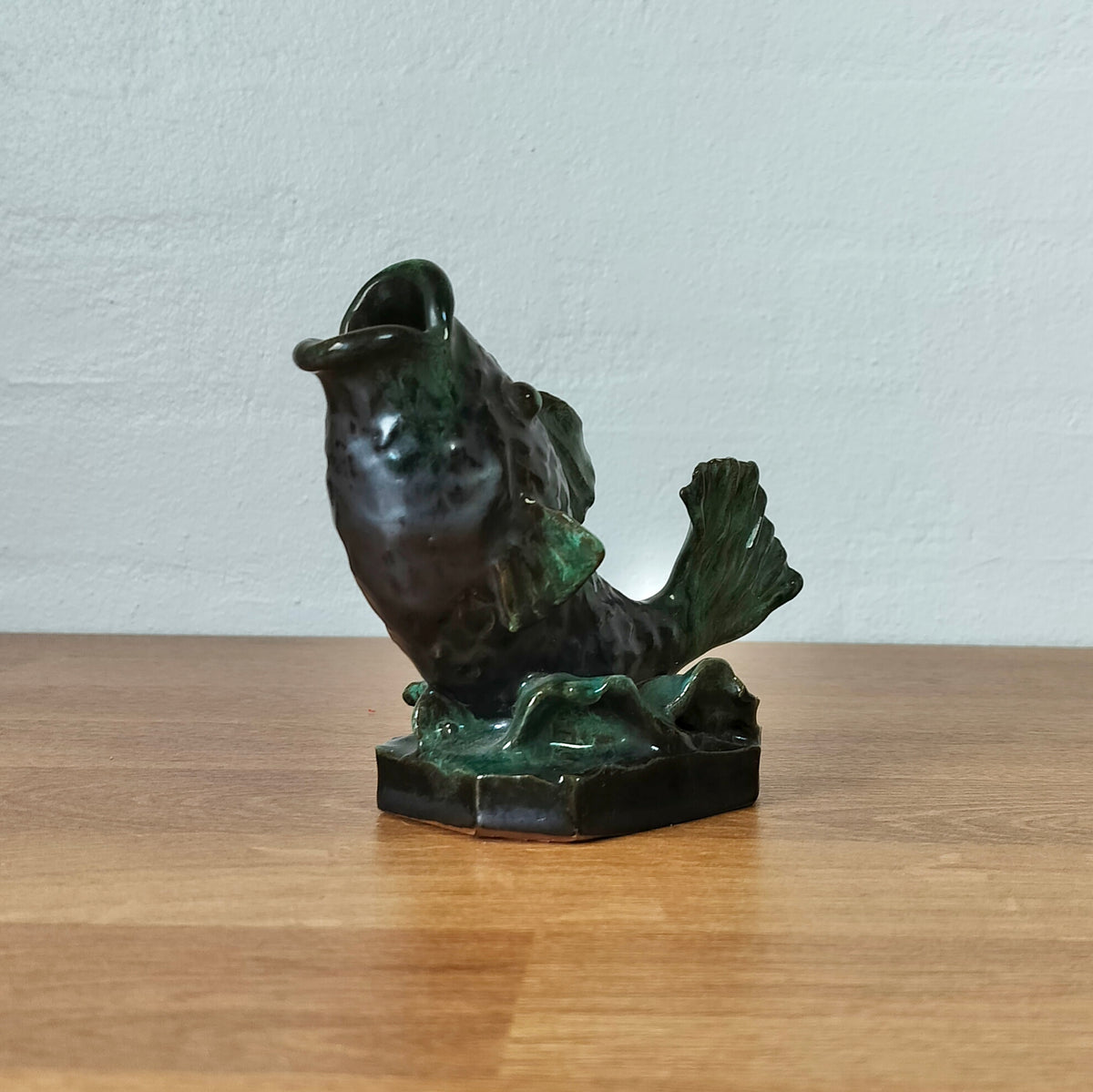 Secondhand - Fiskefigur i grønglaseret keramik  L 14 x B 7,5 x H 12 cm