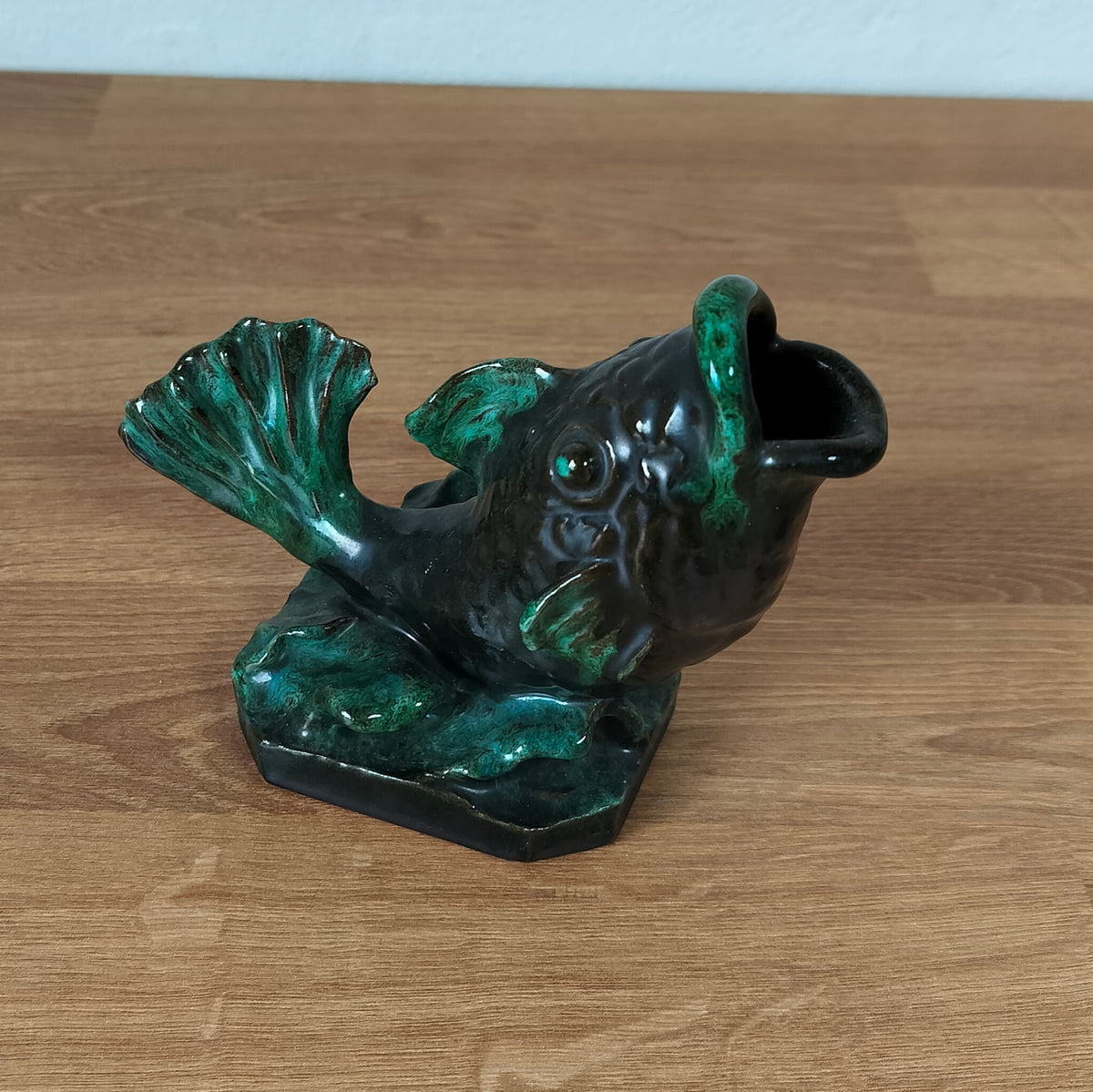 Secondhand - Fiskefigur i grønglaseret keramik  L 14 x B 7,5 x H 12 cm