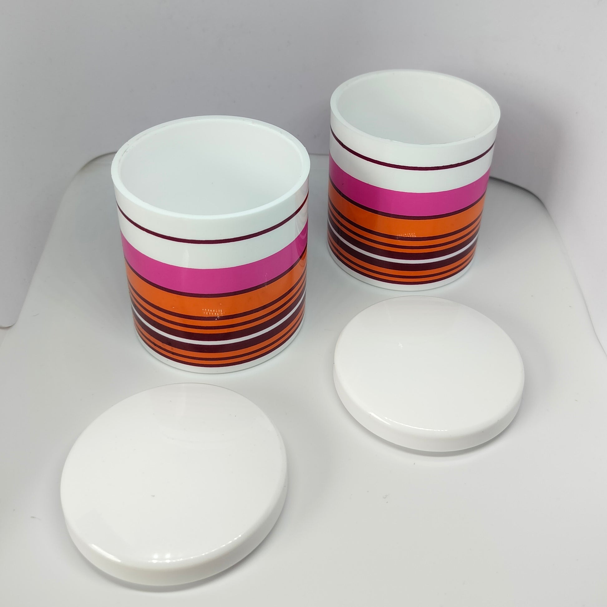 Secondhand - Laurids Lønborg bøtter 2 stk hvide med brun, orange og pink Ø 6,5 x H 7,5 cm