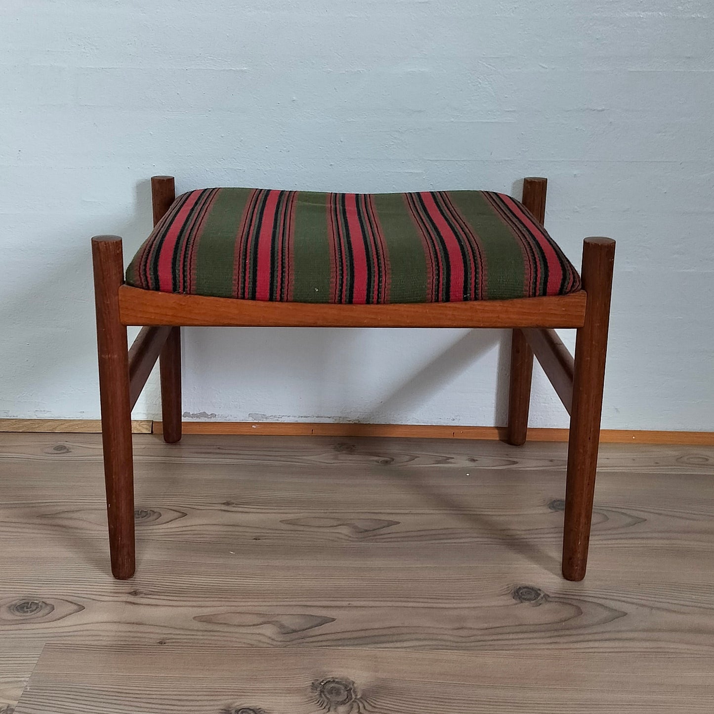 Secondhand - Fodskammel i teaktræ (Spøttrup Møbelfabrik)