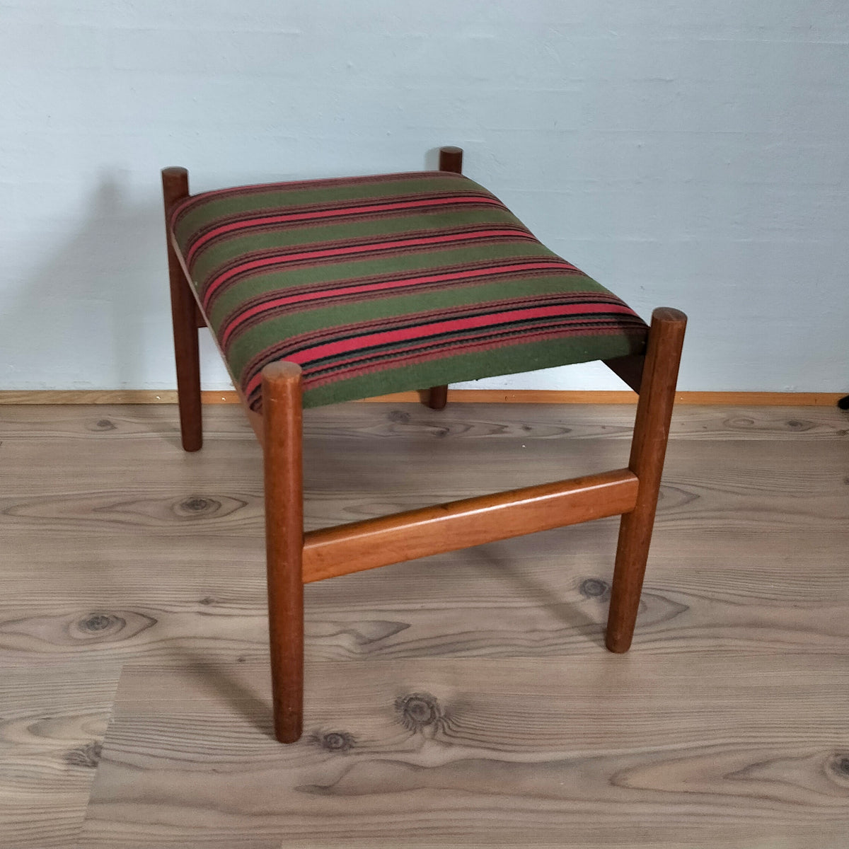 Secondhand - Fodskammel i teaktræ (Spøttrup Møbelfabrik)