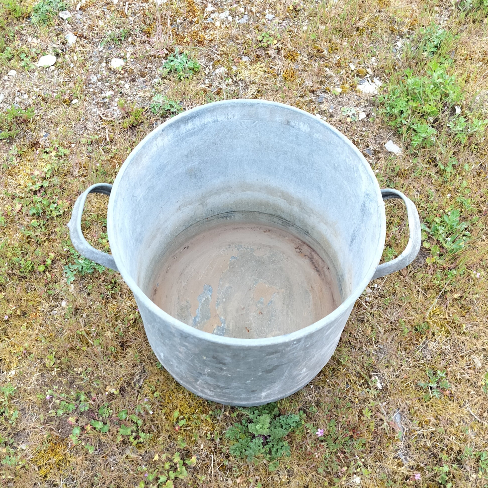 Secondhand - Zink spand med håndtag og 2 små huller i bunden.