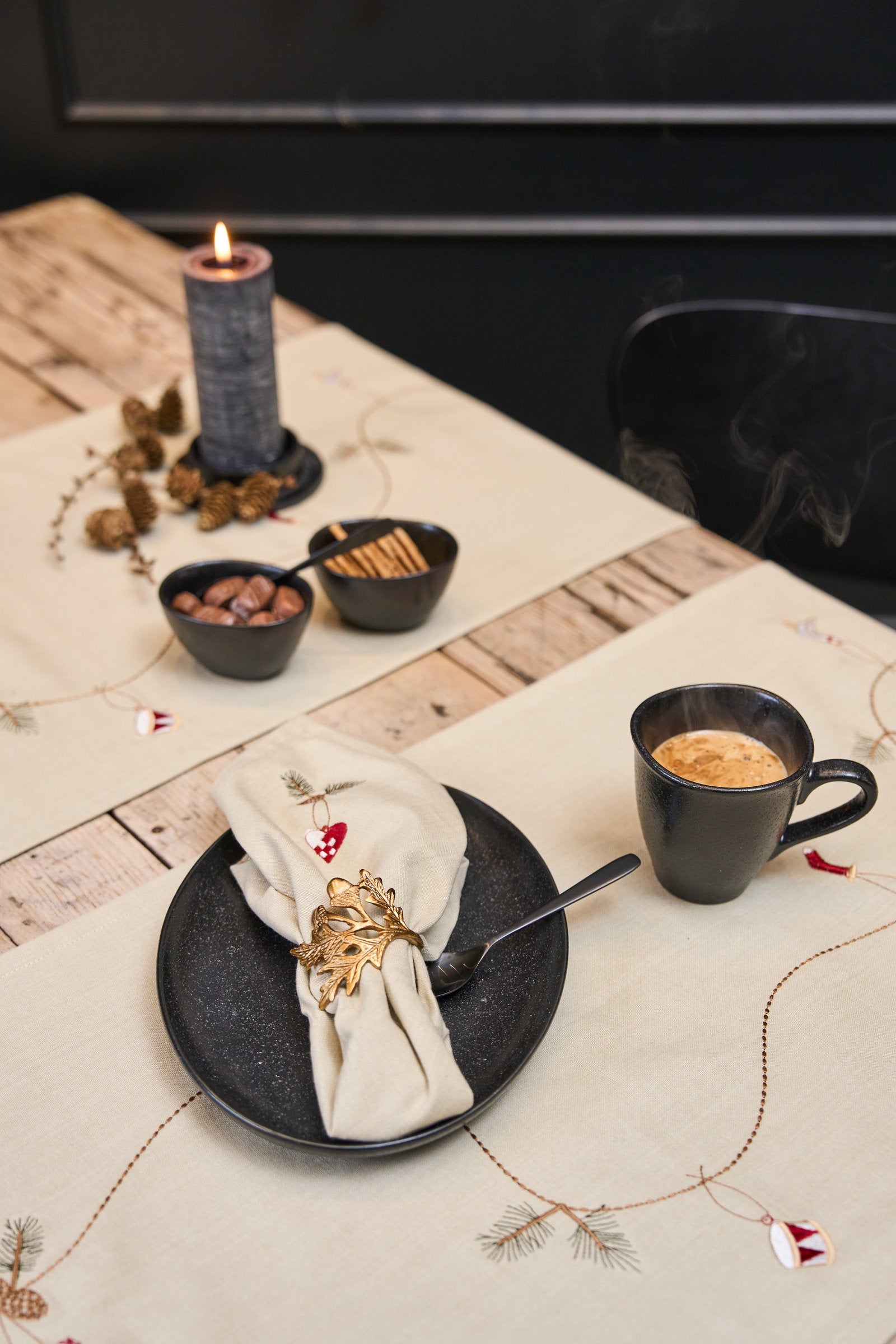 bordløber og stofserviet broderet med julemotiver.