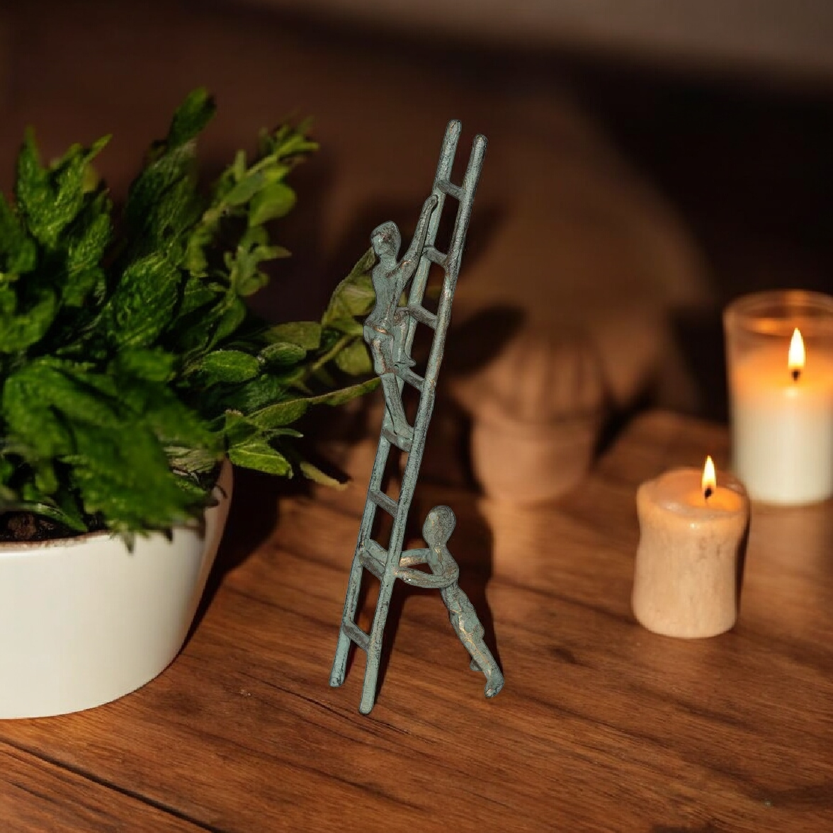 Metalfigur med stige og 2 figurer 6x5x25cm antik grøn