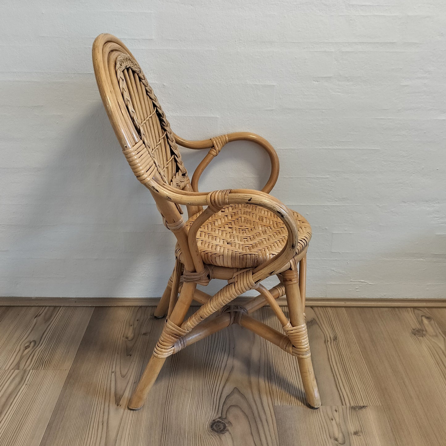 Secondhand - Bambus børnestol fra siden