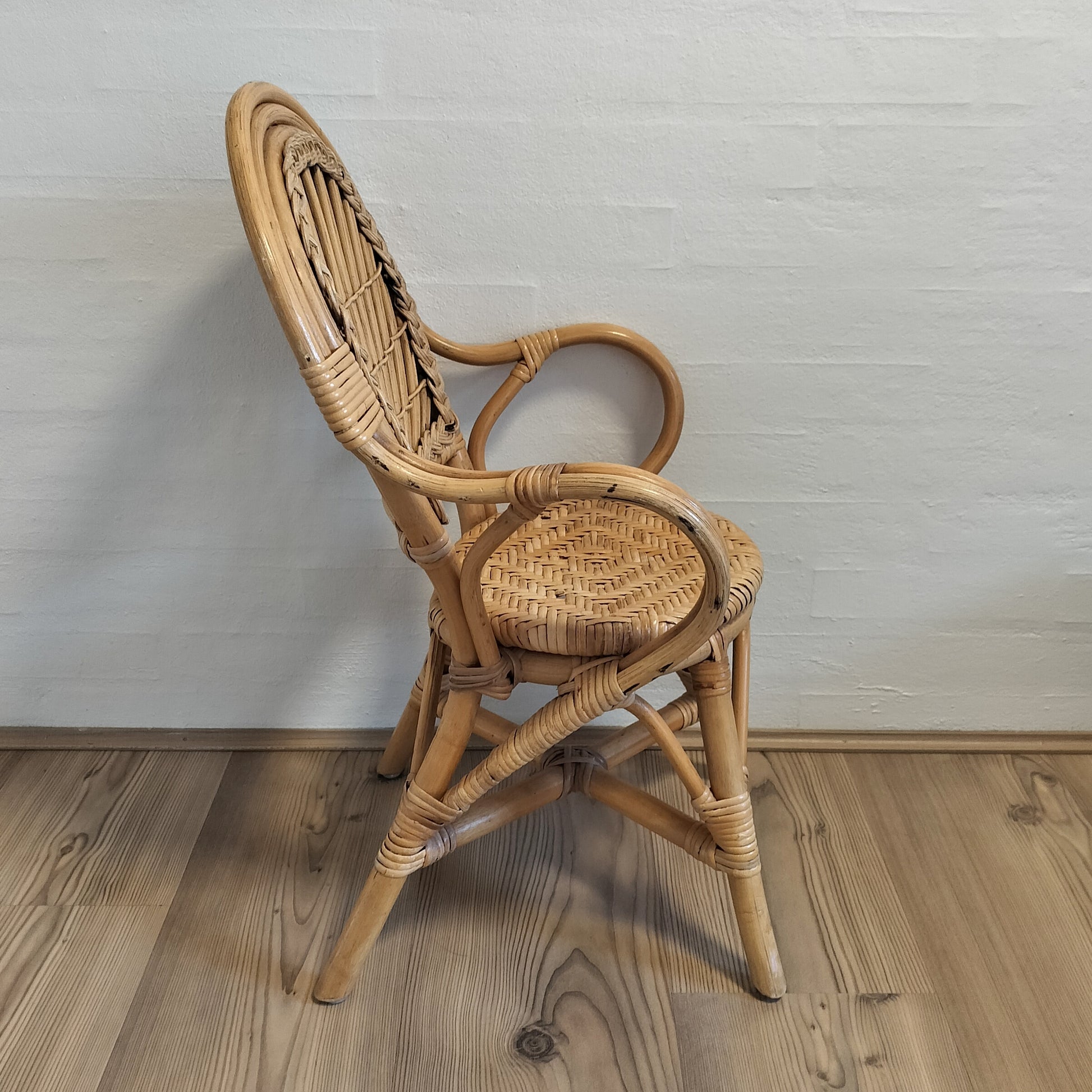 Secondhand - Bambus børnestol fra siden