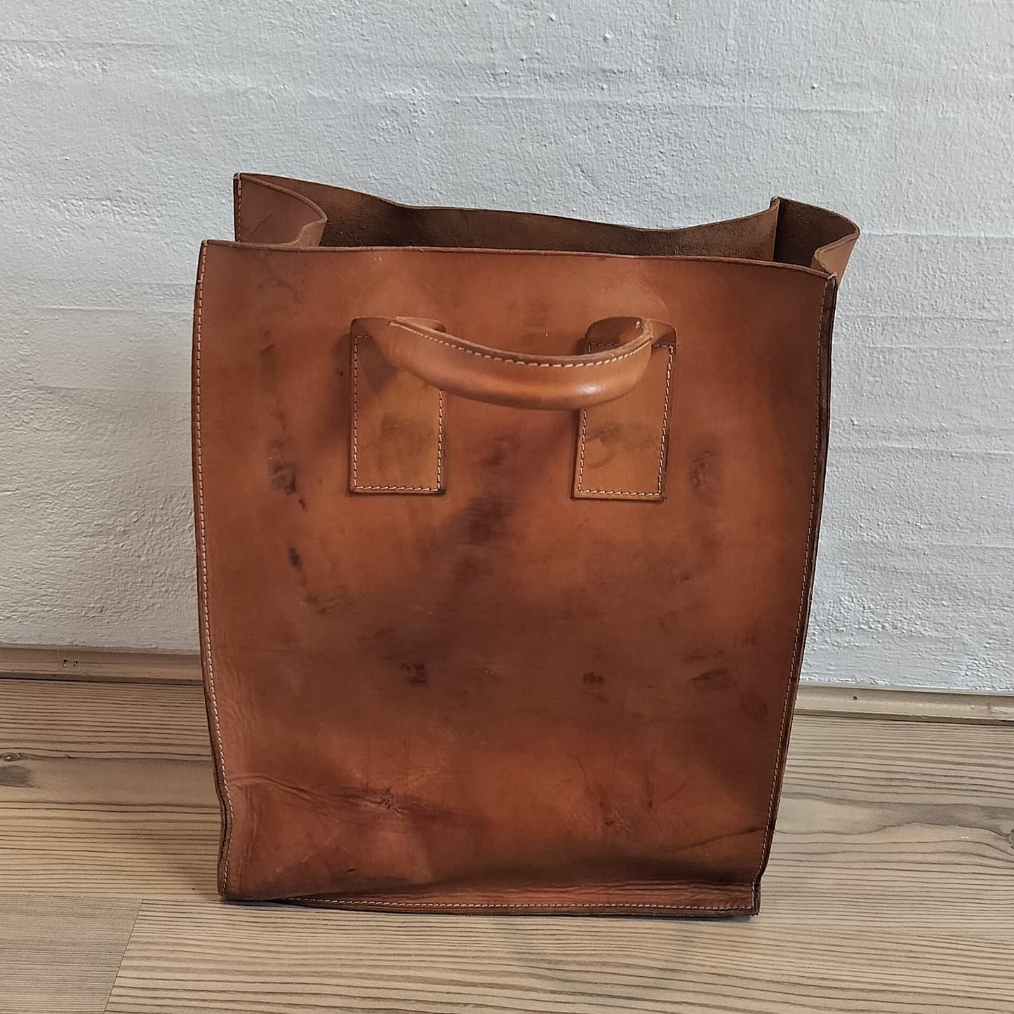 bagsiden af secondhand - Shopper af kernelæder med patina