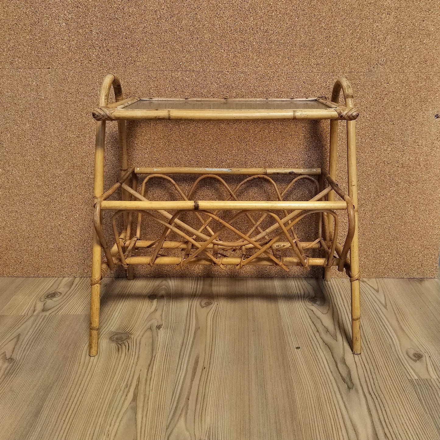 Secondhand - Bambus avisholder med matteret glasplade