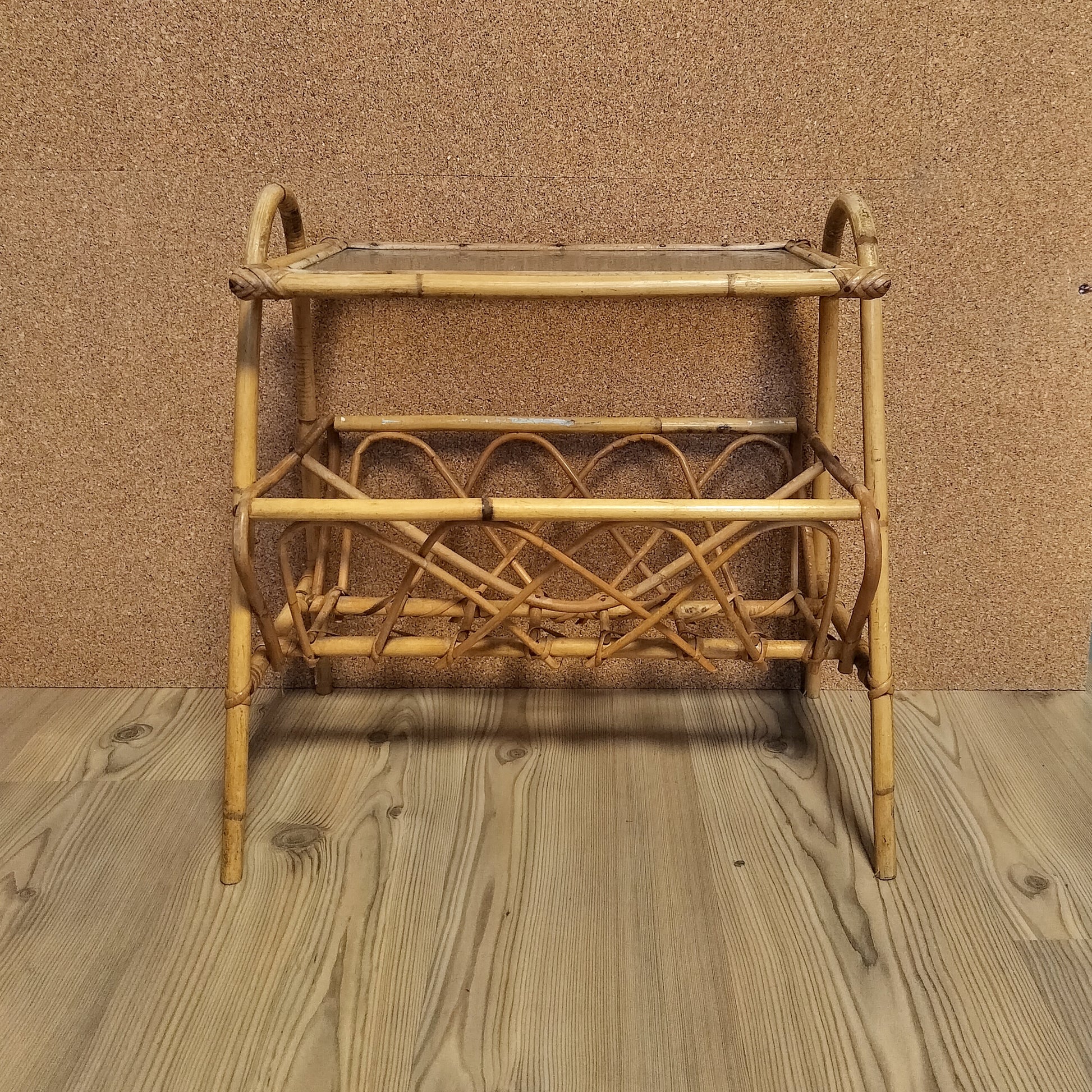 Secondhand - Bambus avisholder med matteret glasplade