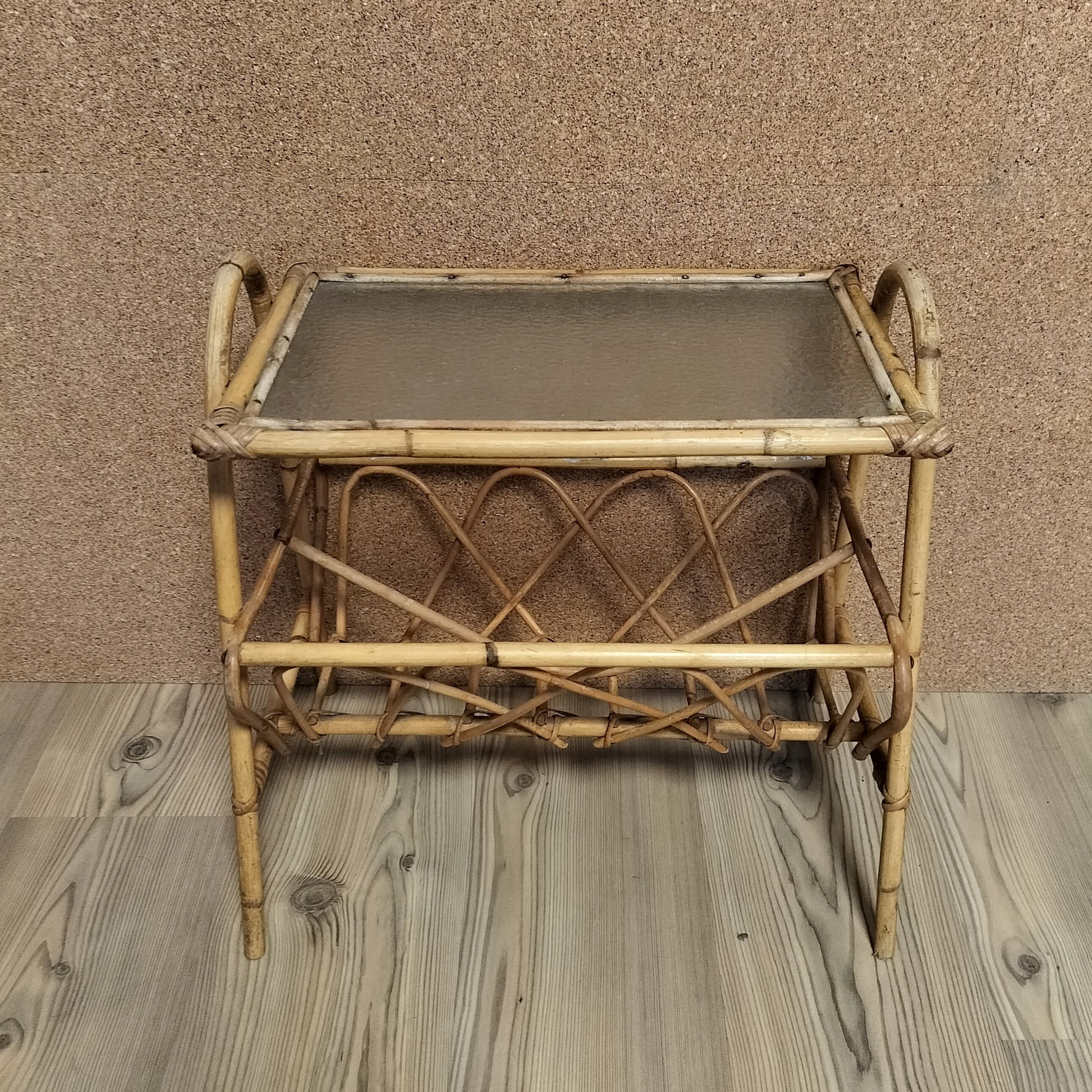 Secondhand - Bambus avisholder med matteret glasplade