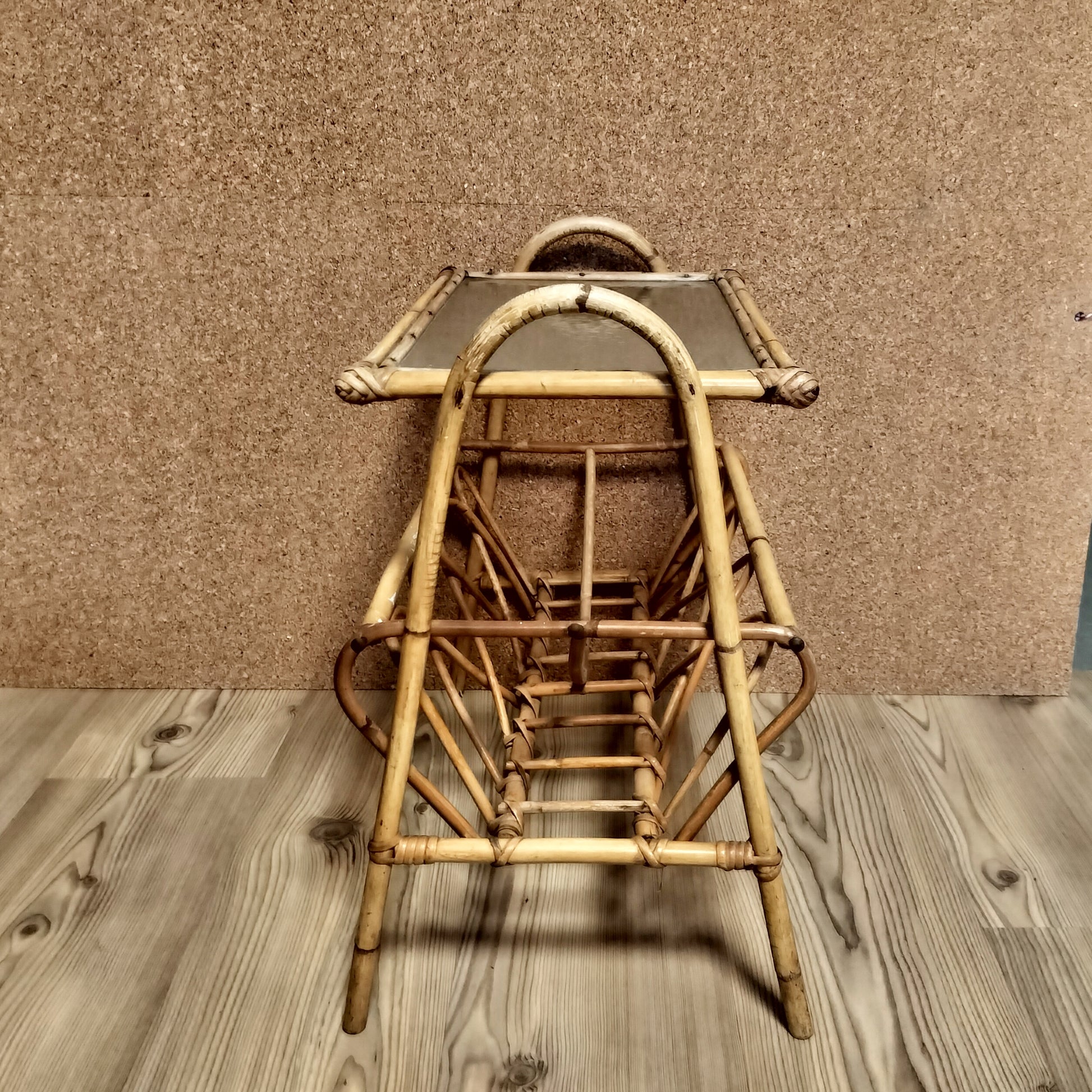 Secondhand - Bambus avisholder med matteret glasplade