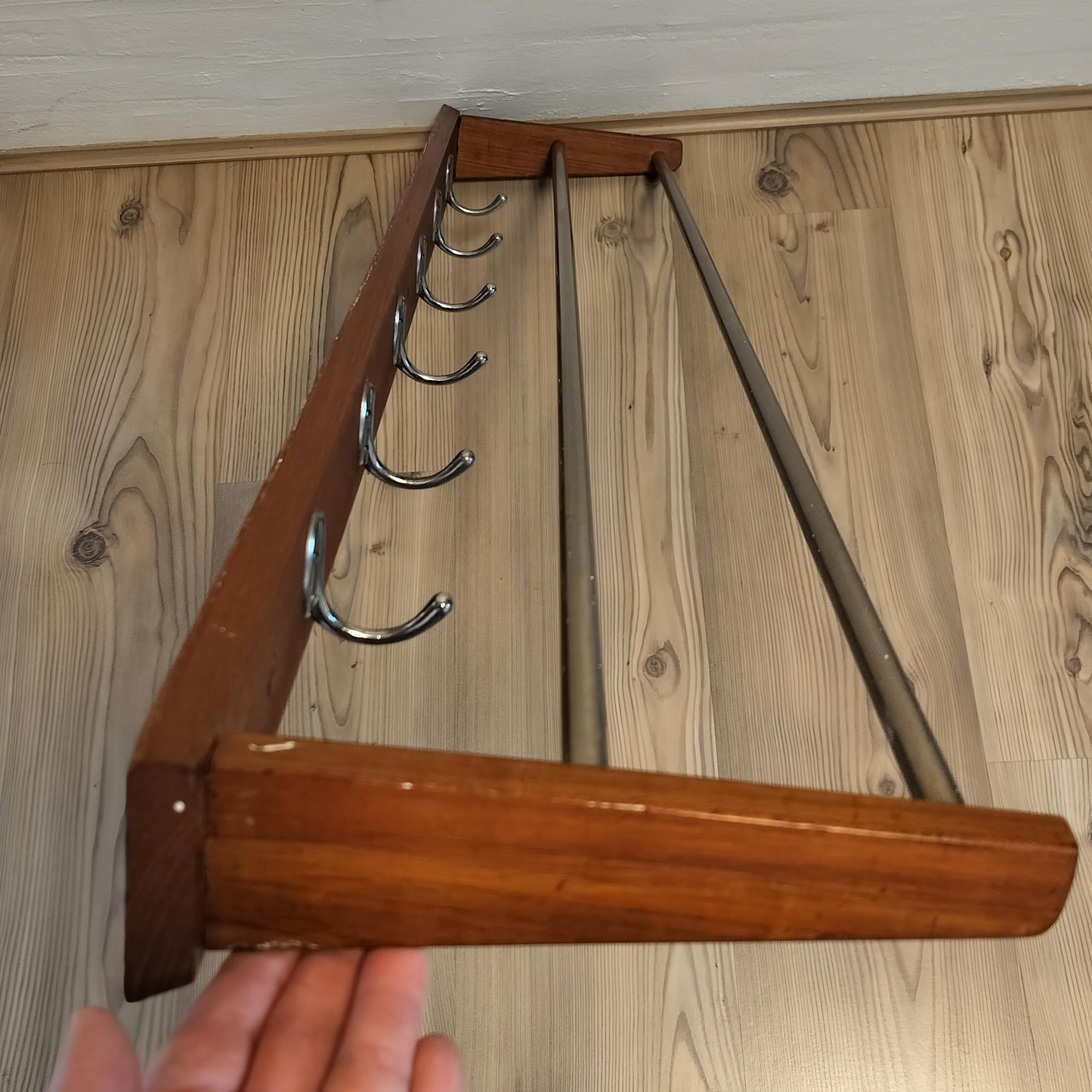 Secondhand - knagerække med hattehylde teak B 100,5 cm