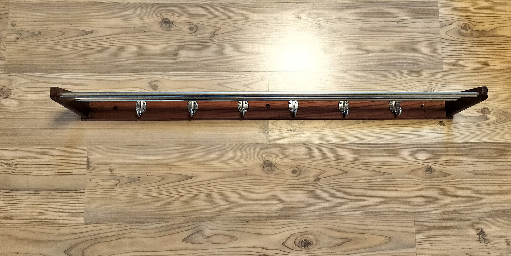 Secondhand - knagerække med hattehylde teak B 100,5 cm