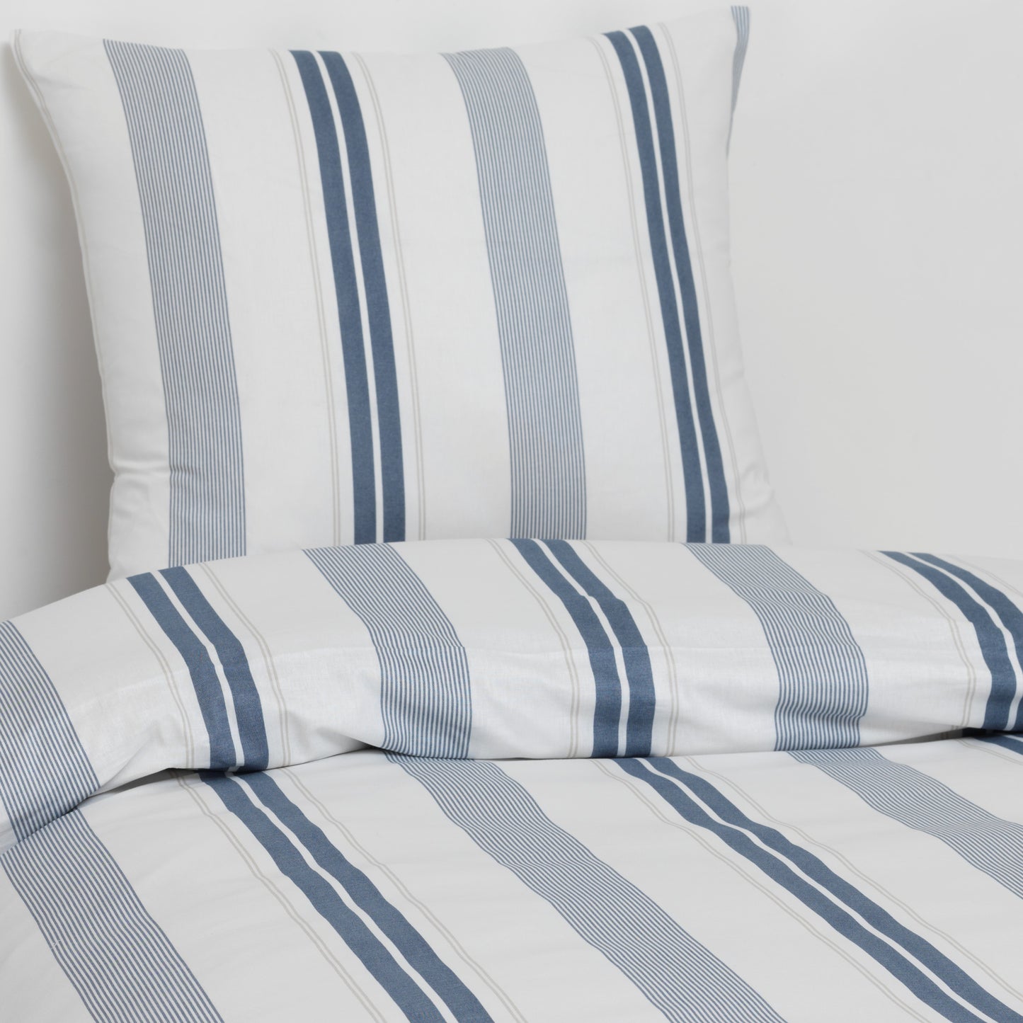 BySkagen - Sengetøj Simone smalle blå striber 140 x 200 cm Renforcé bomuld
