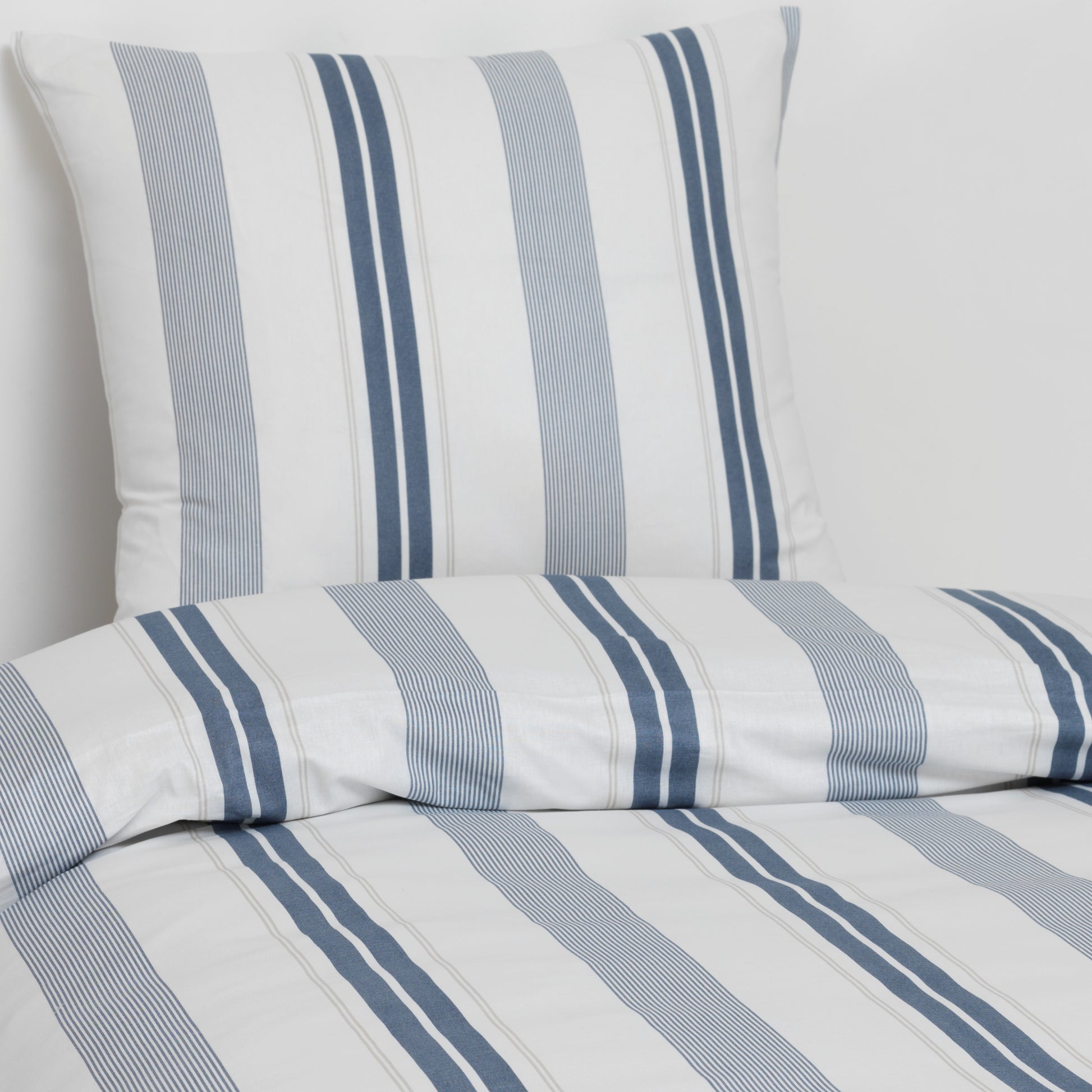 BySkagen - Sengetøj Simone smalle blå striber 140 x 200 cm Renforcé bomuld