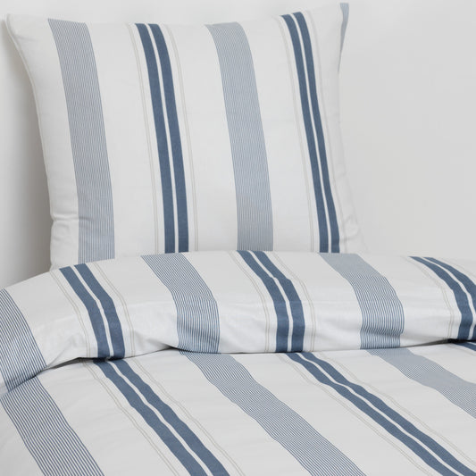 BySkagen - Sengetøj Simone smalle blå striber 140 x 200 cm Renforcé bomuld