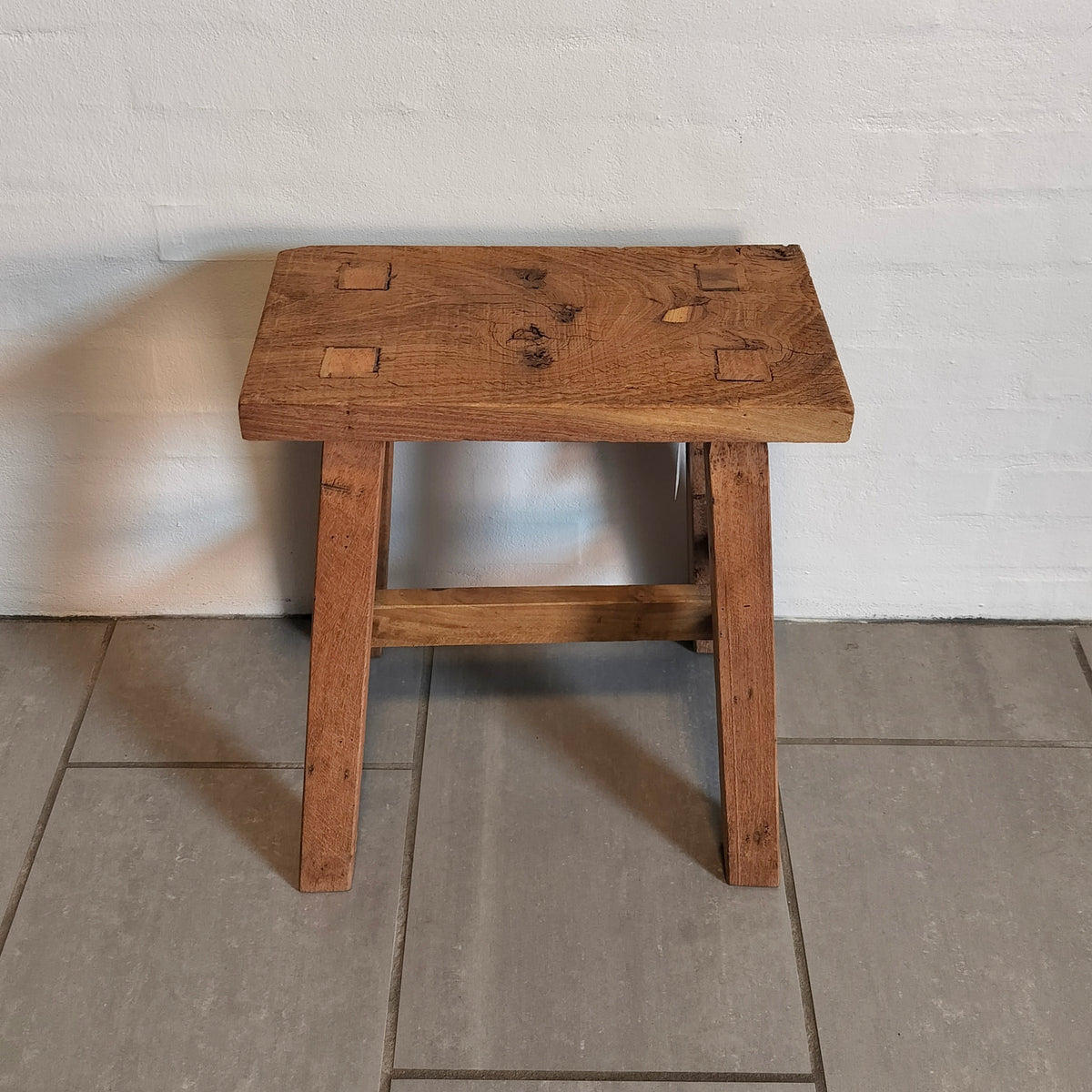 Træskammel/bænk af genbrugstræ H 44 x L 40 x D20,5/28 cm model Veng