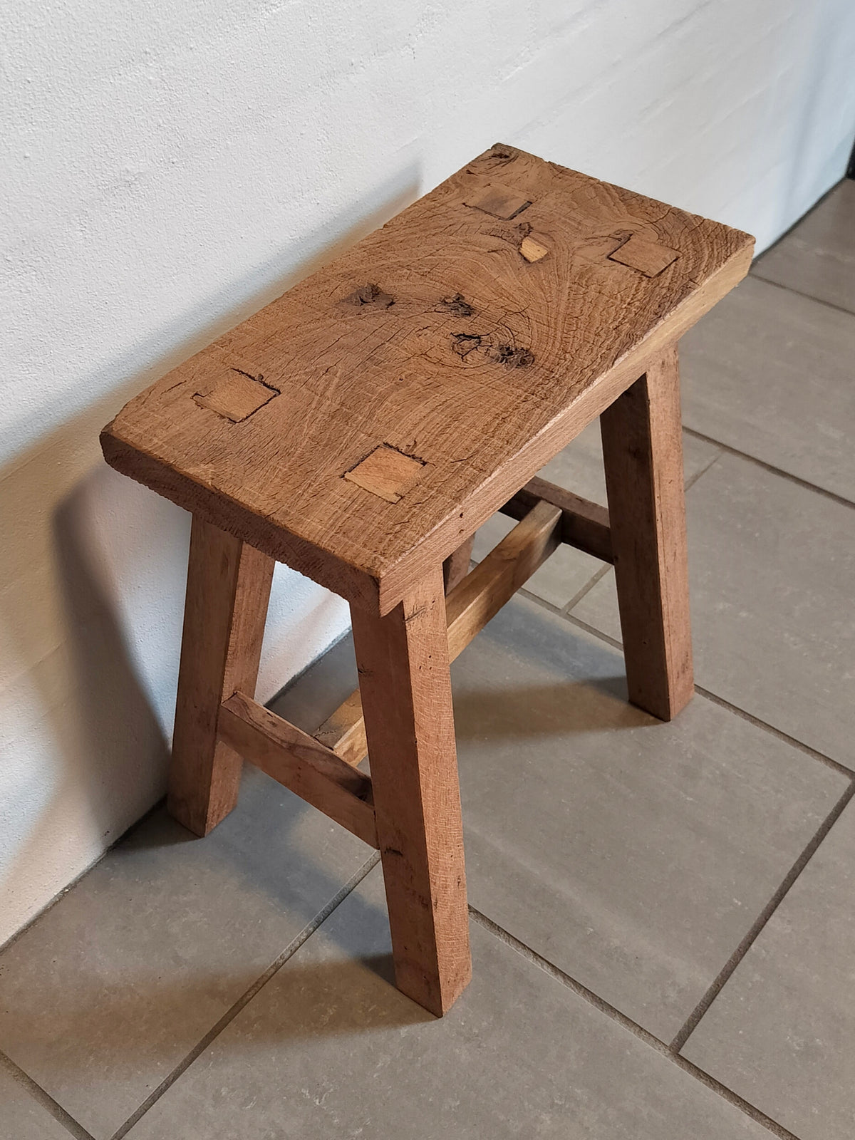 Træskammel/bænk af genbrugstræ H 44 x L 40 x D20,5/28 cm model Veng