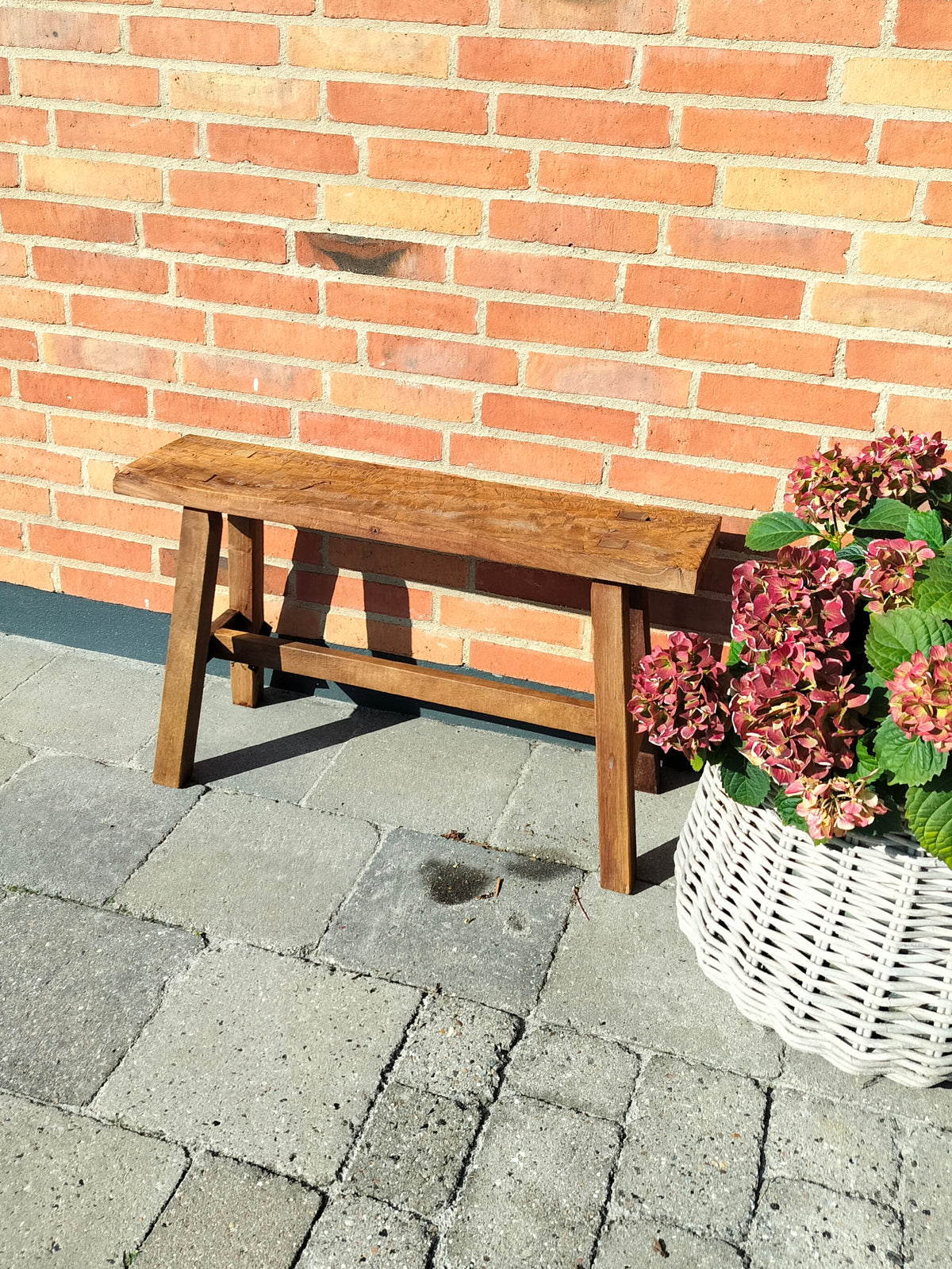 Bænk af genbrugstræ (UNIKA) L 80 x D 20,5/28 x H 45 cm model Veng
