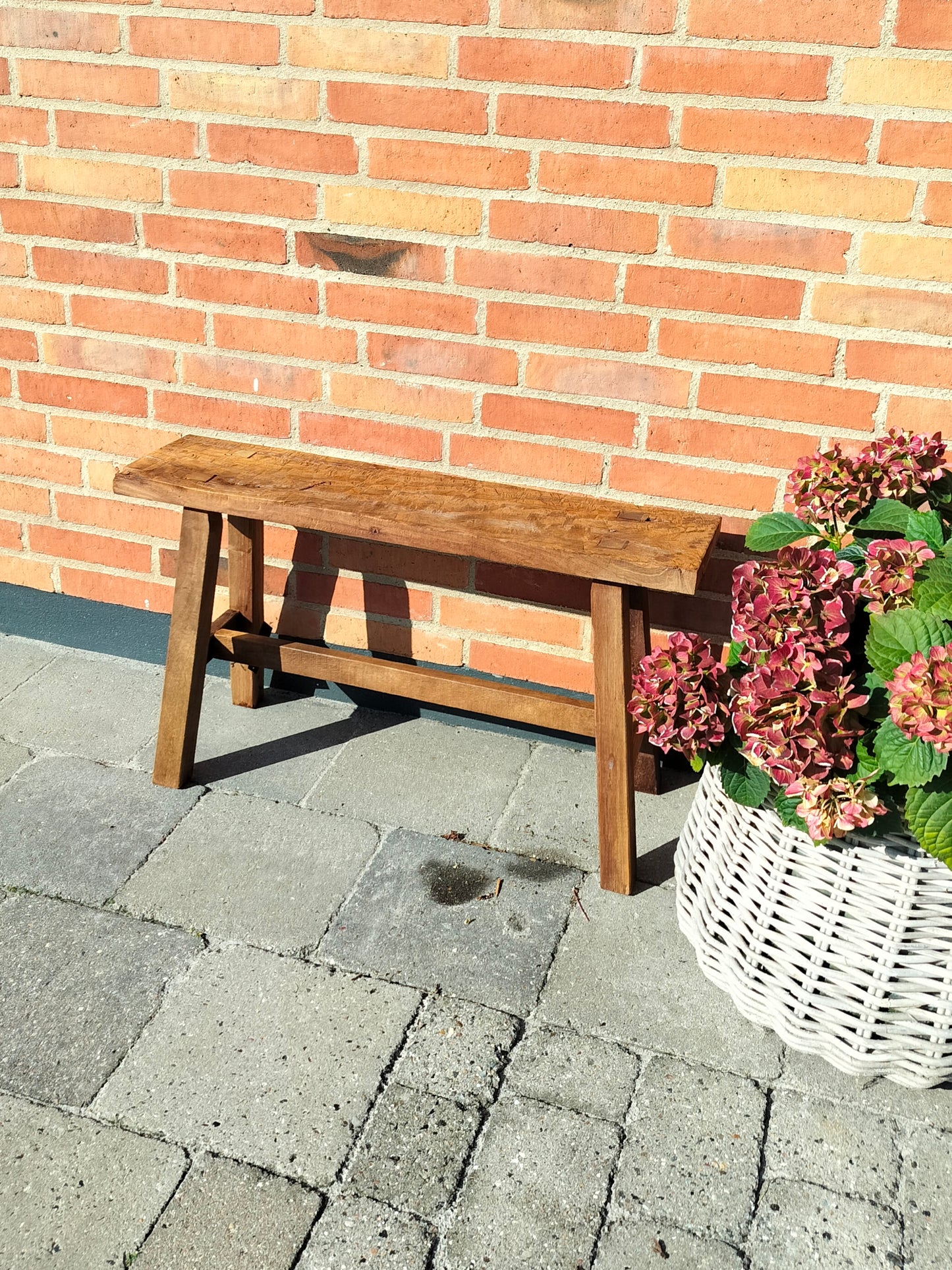 Bænk af genbrugstræ (UNIKA) L 80 x D 20,5/28 x H 45 cm model Veng