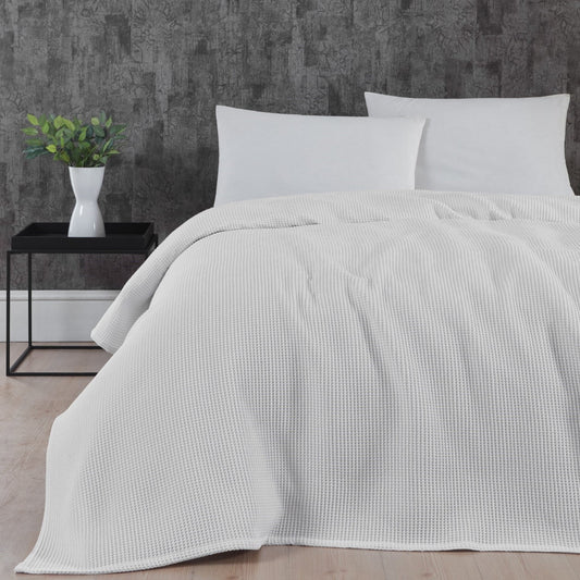 Hvid waffle sengetæppe fra BySkagen, 220 x 220 cm. 