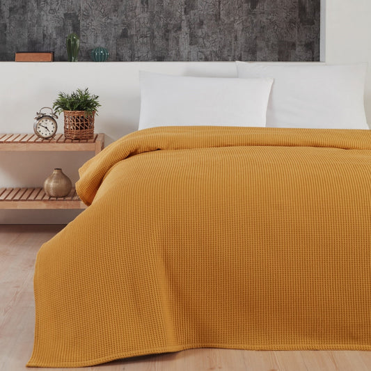 Karrygul waffle sengetæppe fra BySkagen, 220 x 220 cm. 
