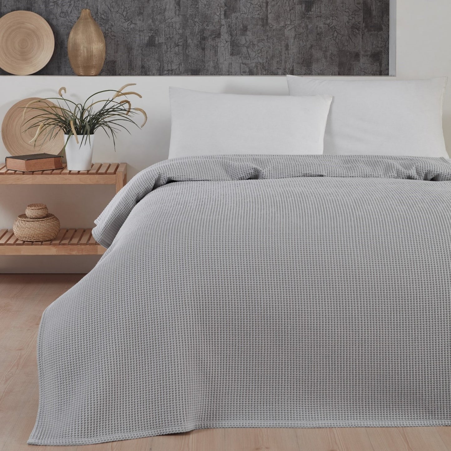 Lysegrå waffle sengetæppe fra BySkagen, 240 x 260 cm. 
