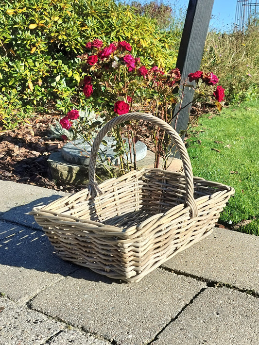 Flettet bykurv i grå rattan L 43 x B 31 x H 14 cm