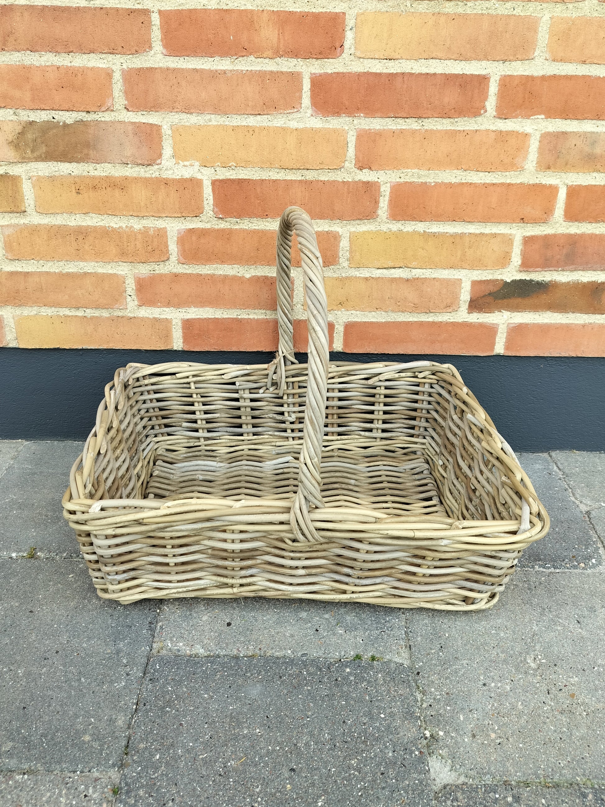 Flettet bykurv i grå rattan L 51 x B 40 x H 16 cm