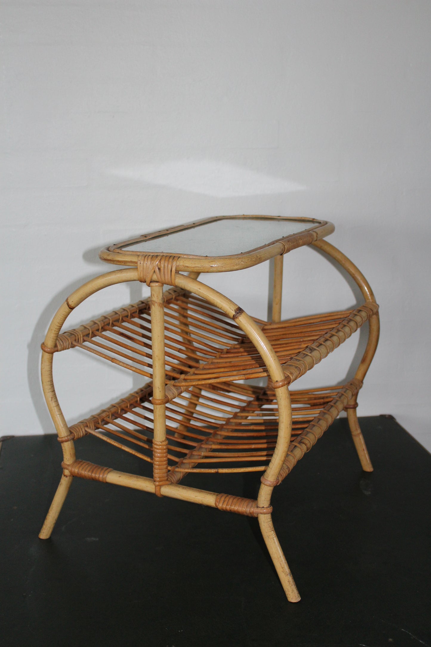 Secondhand - Bambus bord med glasplade og dobbelt avisholder