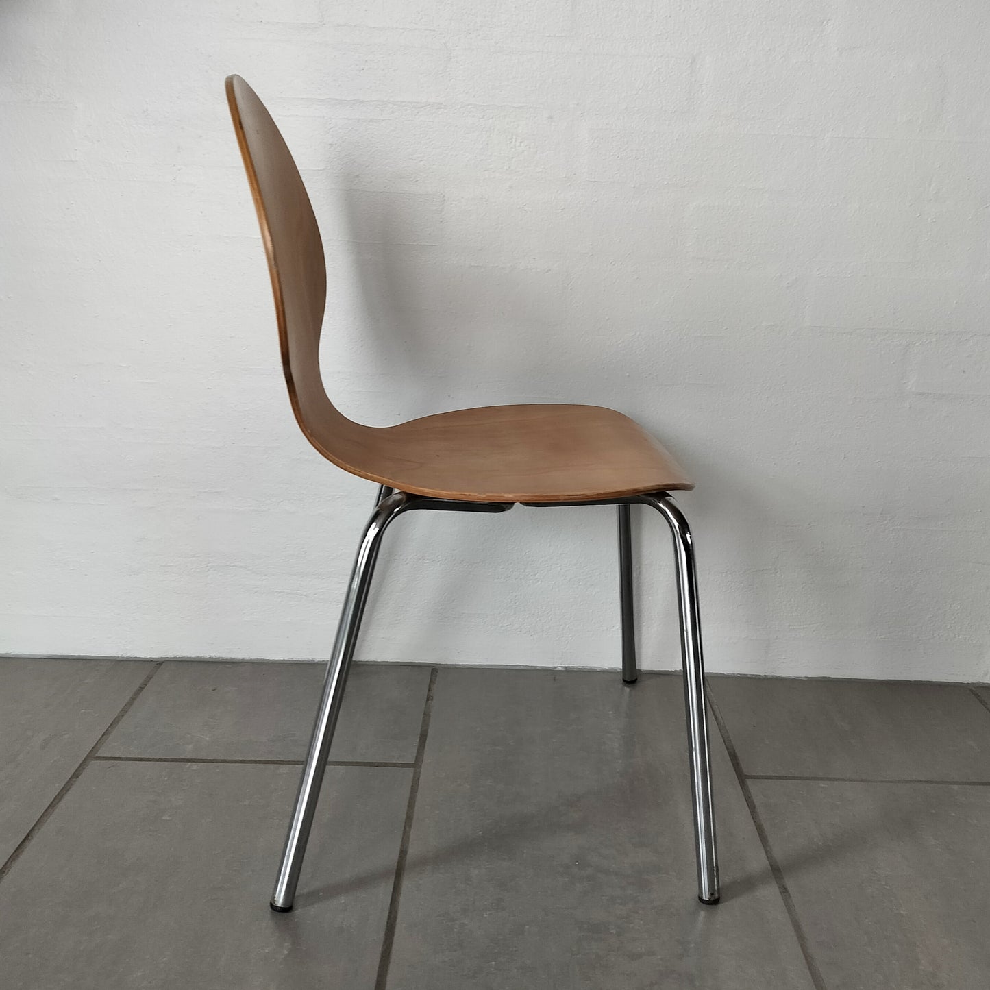 Secondhand - Børnestol lys træ, set fra siden