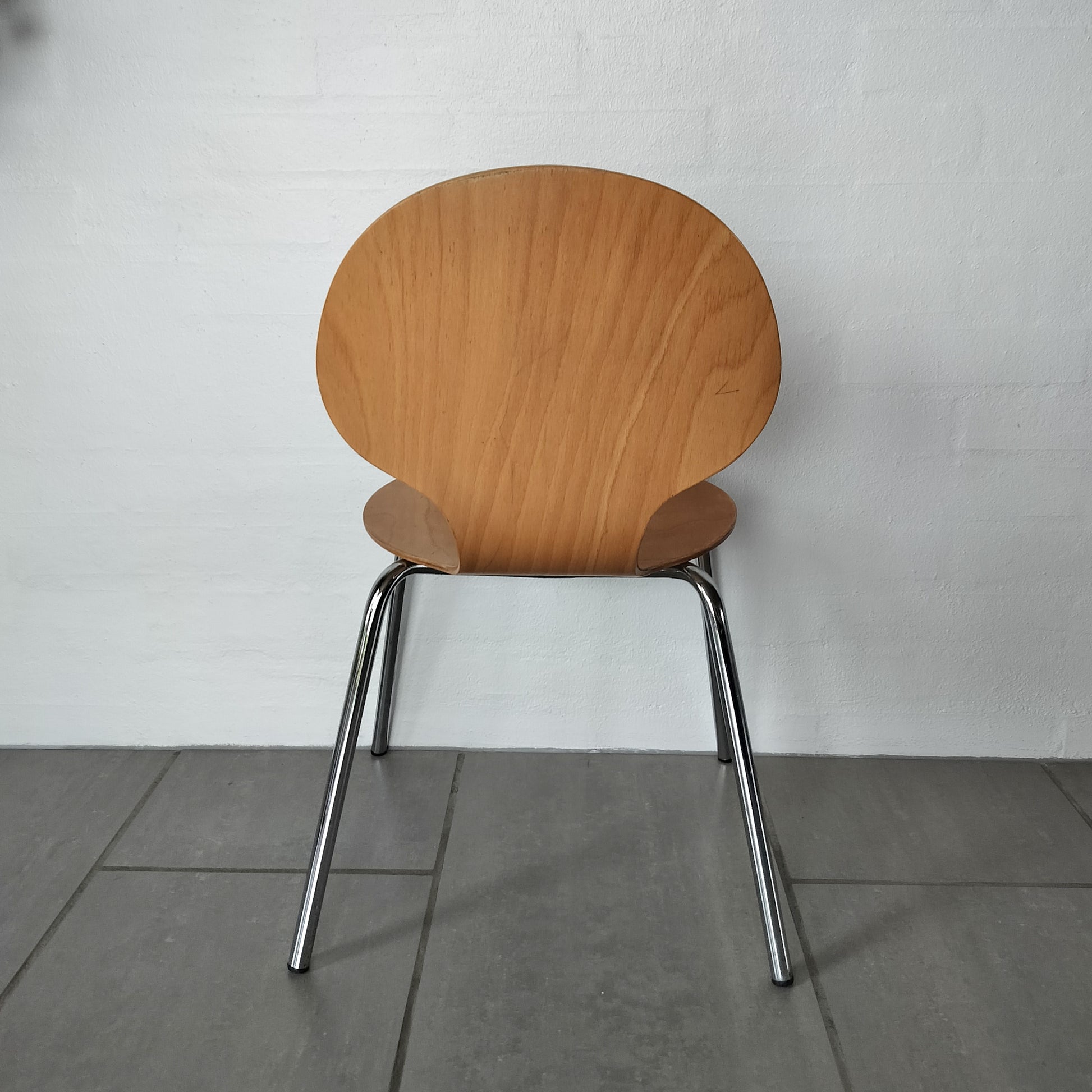 Secondhand - Børnestol lys træ, set bagfra