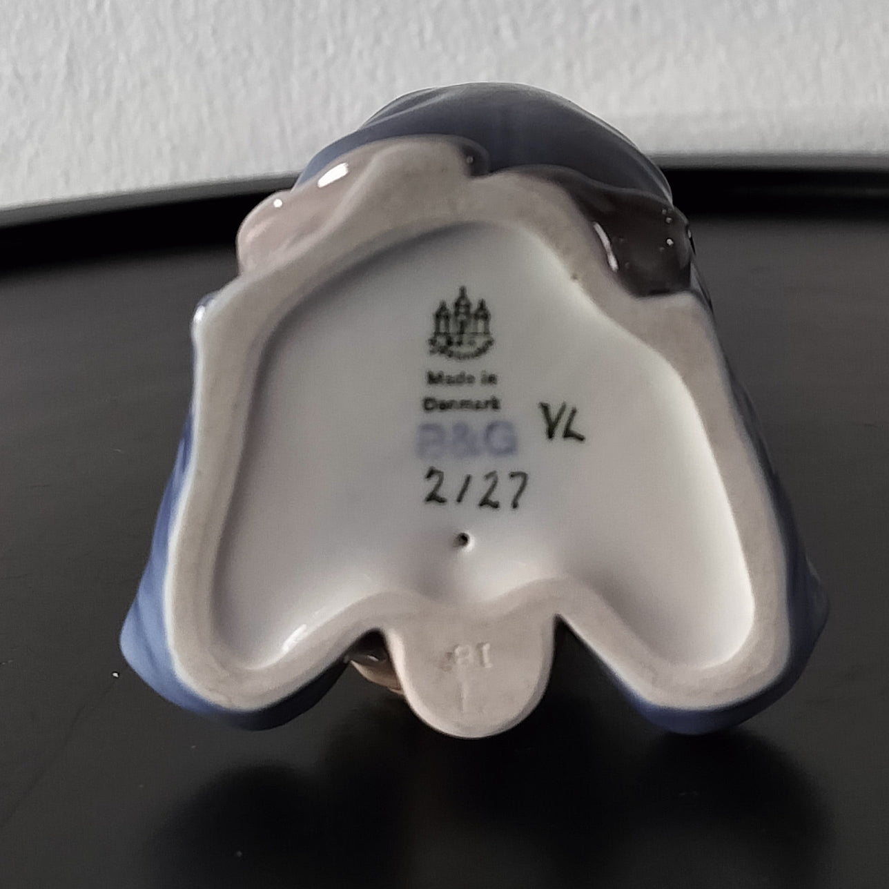 bunden af Secondhand - Bing og Grøndahl Figur nr. 2127 "DRENG MED SPAND"