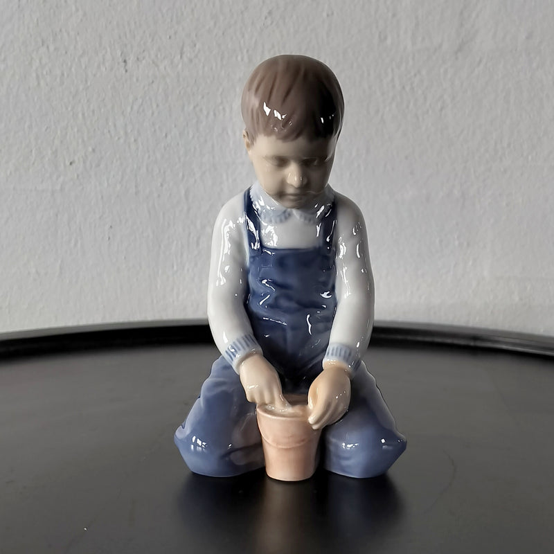Bing og Grøndahl Figur nr. 2127 "DRENG MED SPAND"