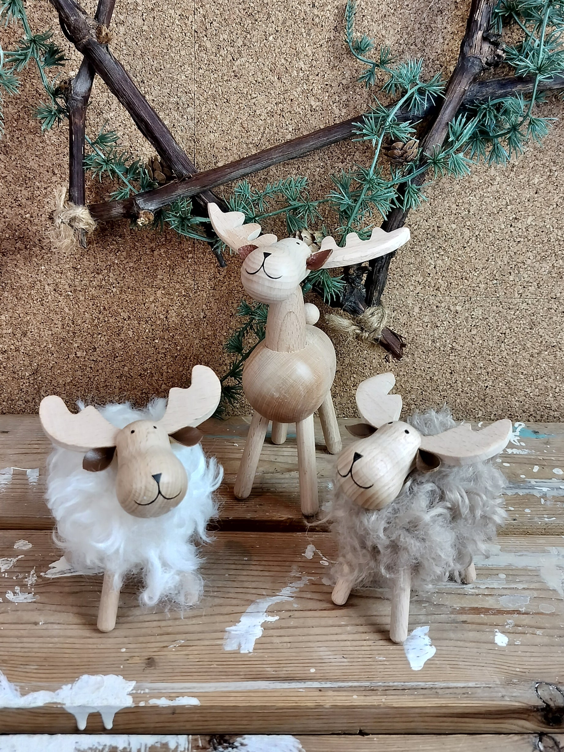 elg i lys træ og 2 små elge med pels