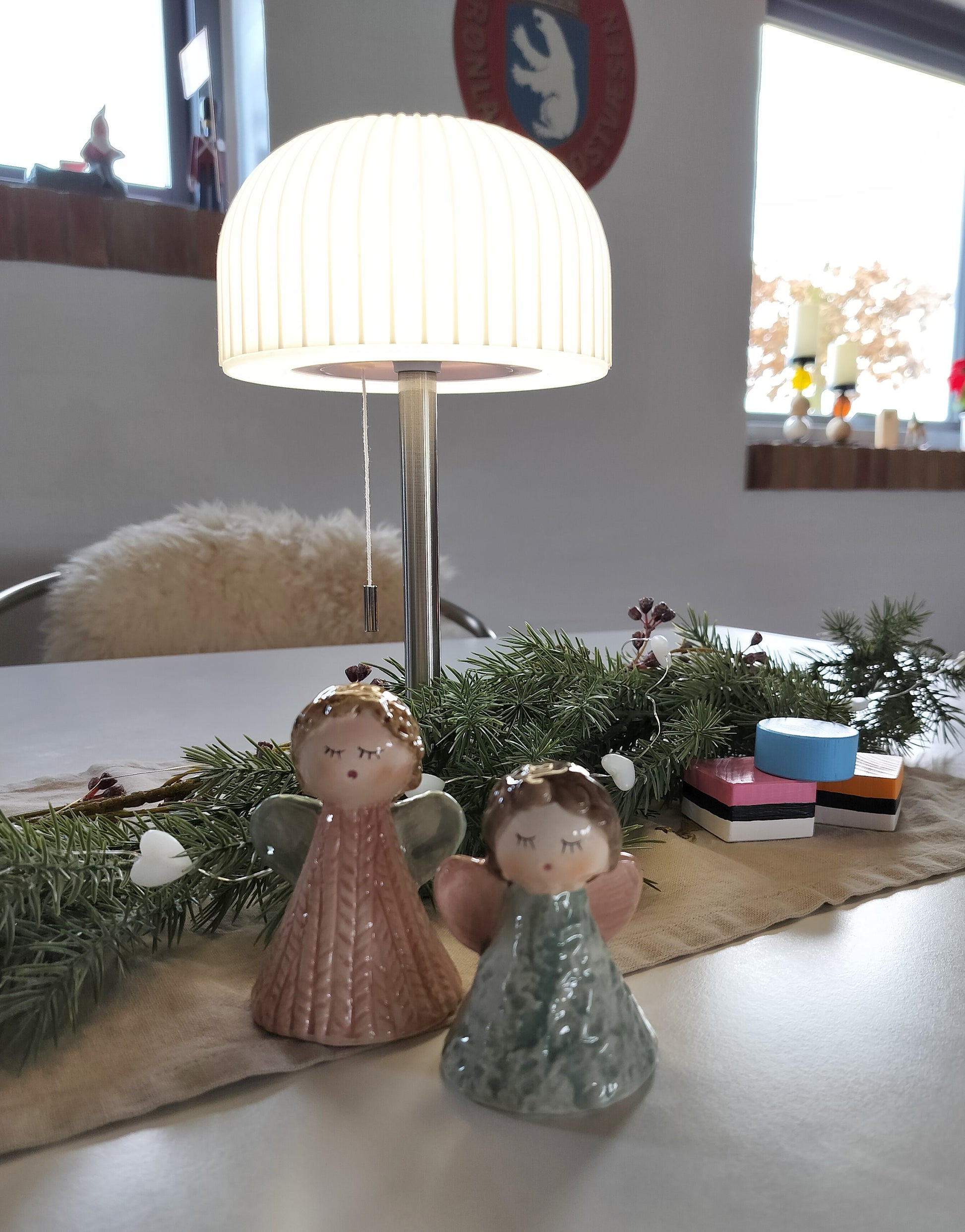 Engle i keramik, håndmalede i rosa og grøn – sæt med 2 stk. julepynt (8+9,5cm)