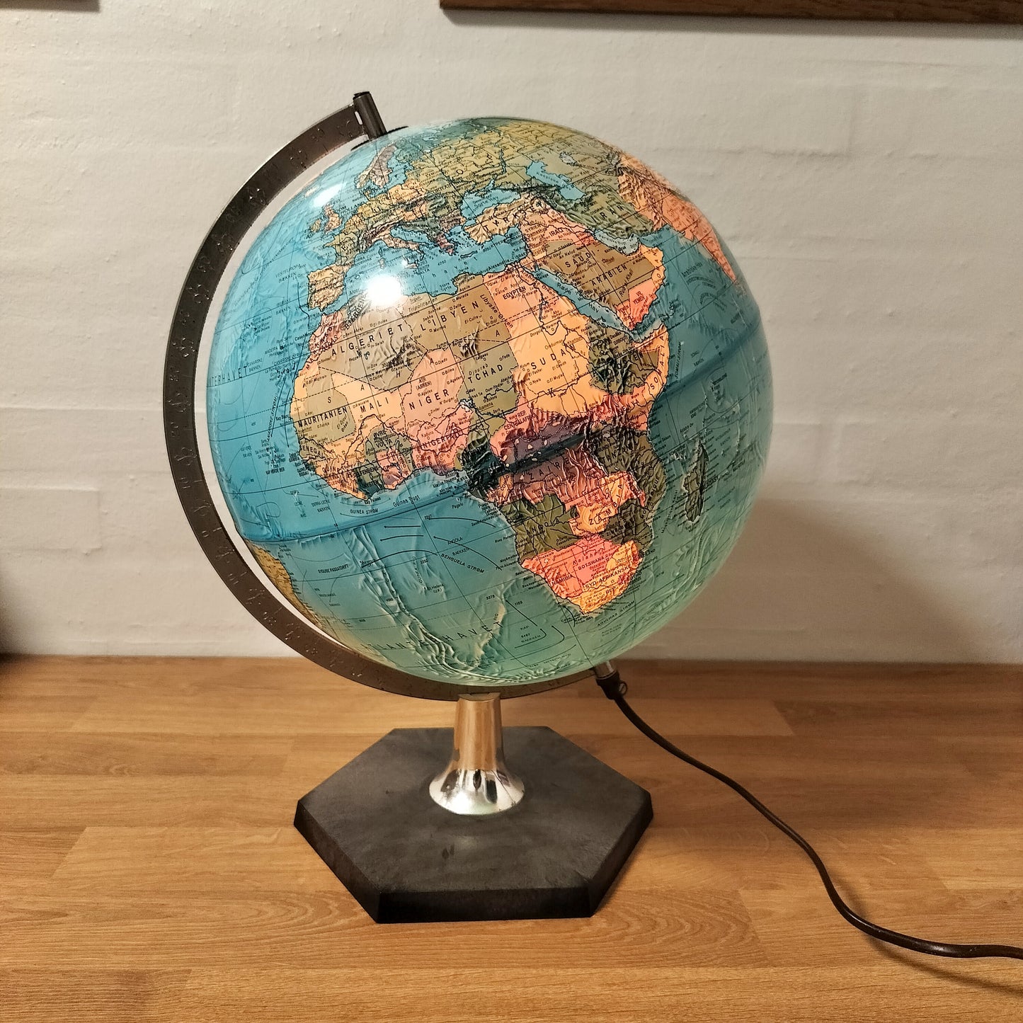 Secondhand - Scan-Globe Globus (1972) på brun plastik fod med lys i