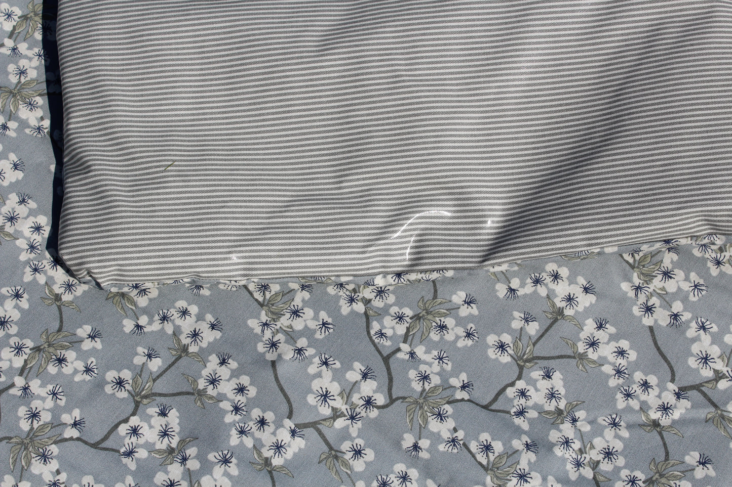 OUTLET - Au Maison Picnic/strandtæppe grå med hvide blomster 70x180 cm