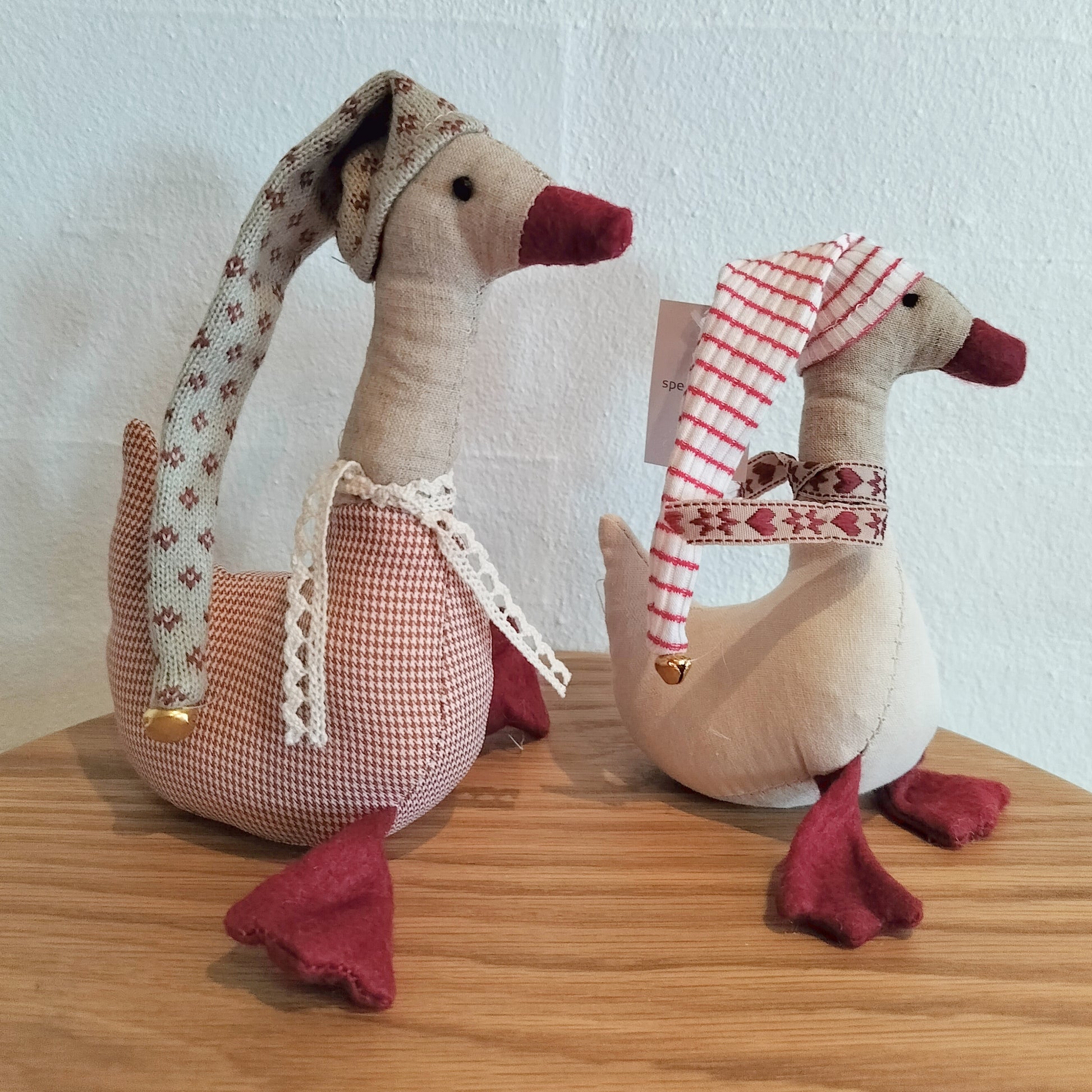 Speedtsberg - Gytha gæs med tørklæde og hue med klokke H 11/16cm tern/ensfarvet