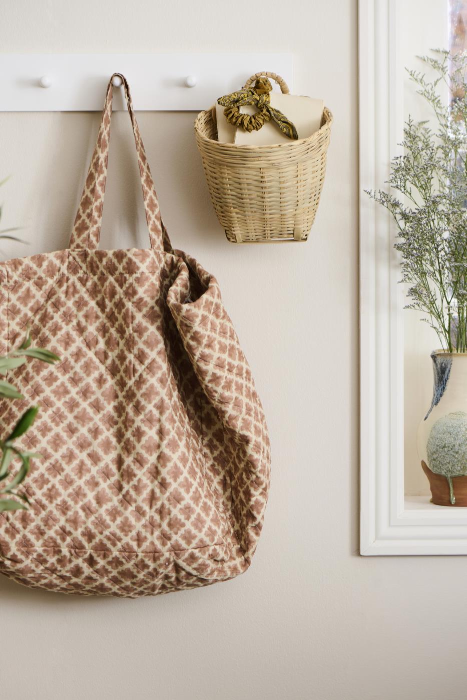 Ib Laursen - Taske quiltet naturfarvet med rustfarvet blokmønster