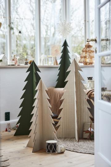 Ib Laursen  juletræer skåret i træ i grøn eller natur H 70 cm+ H 90 cm