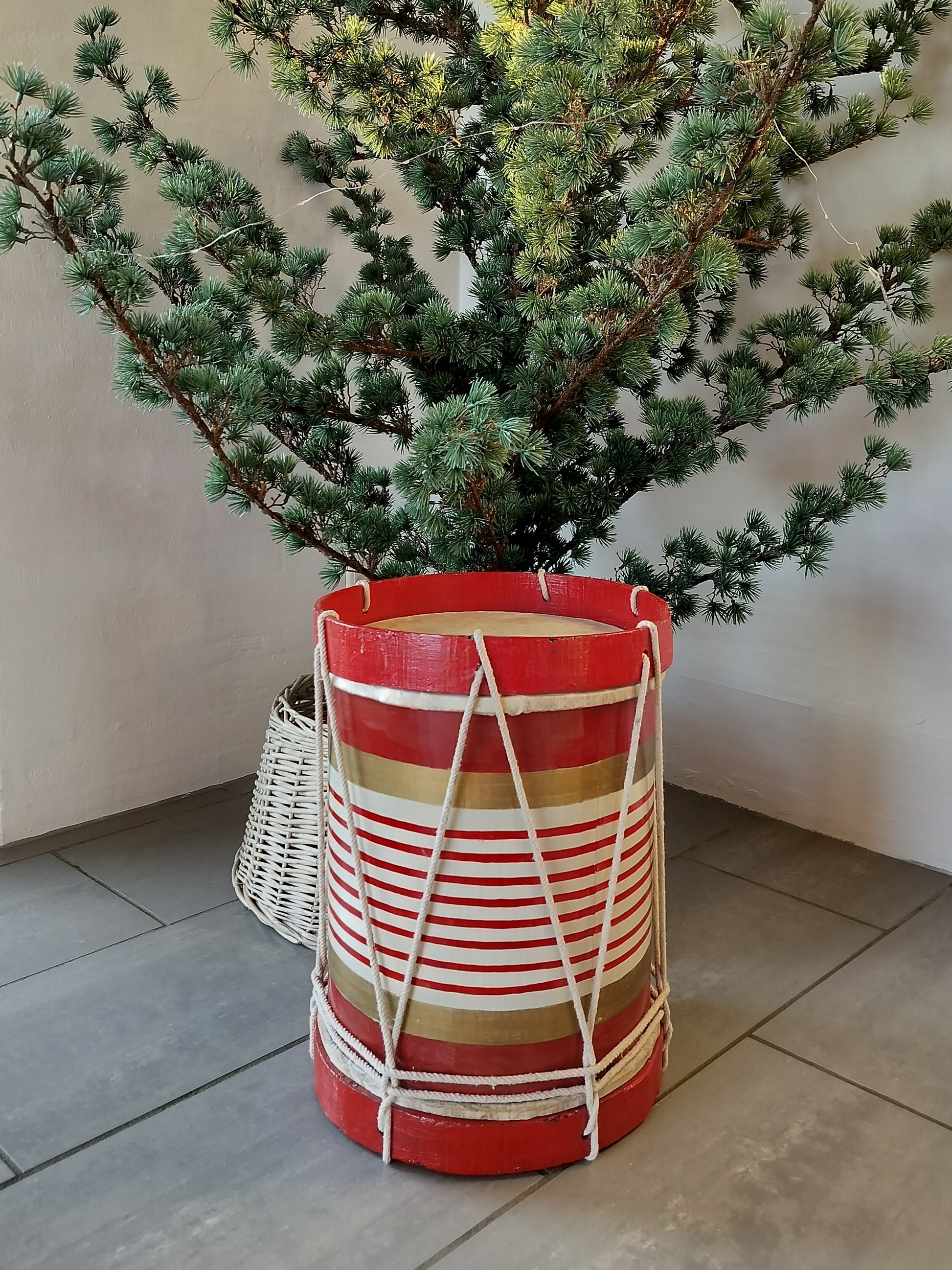 Secondhand - Tromme i røde, hvide og guld farver