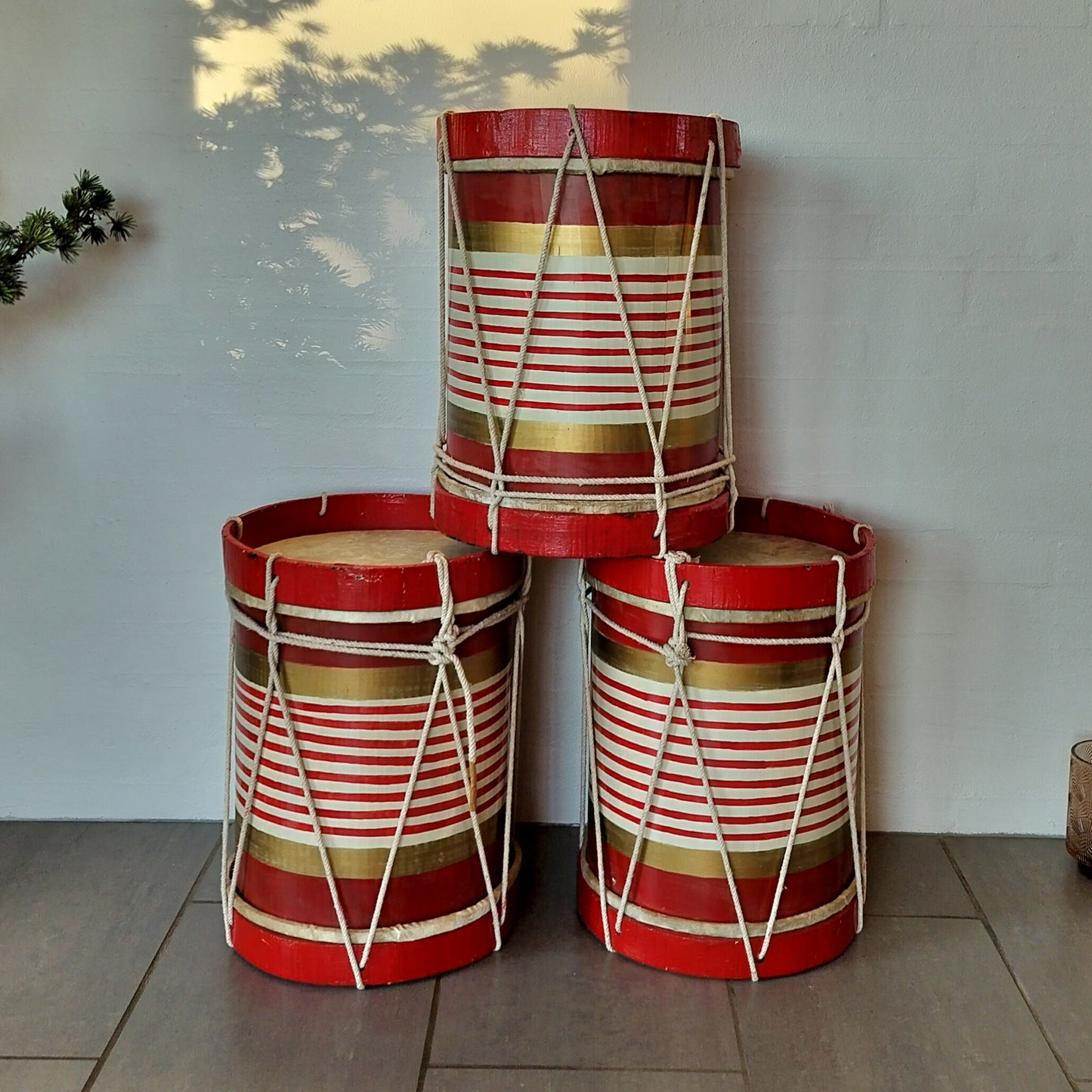 Secondhand - Trommer i røde, hvide og guld farver