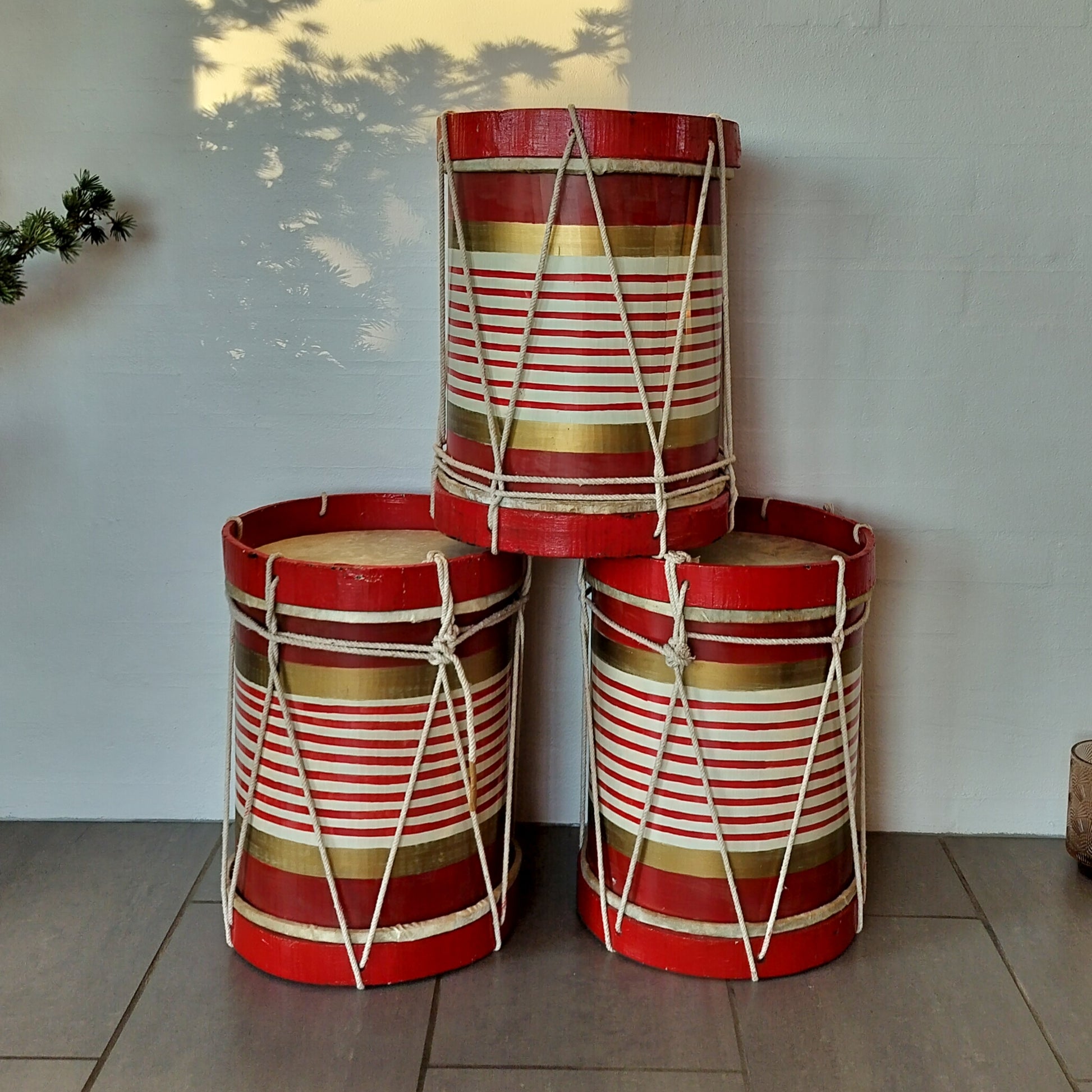 Secondhand - Trommer i røde, hvide og guld farver