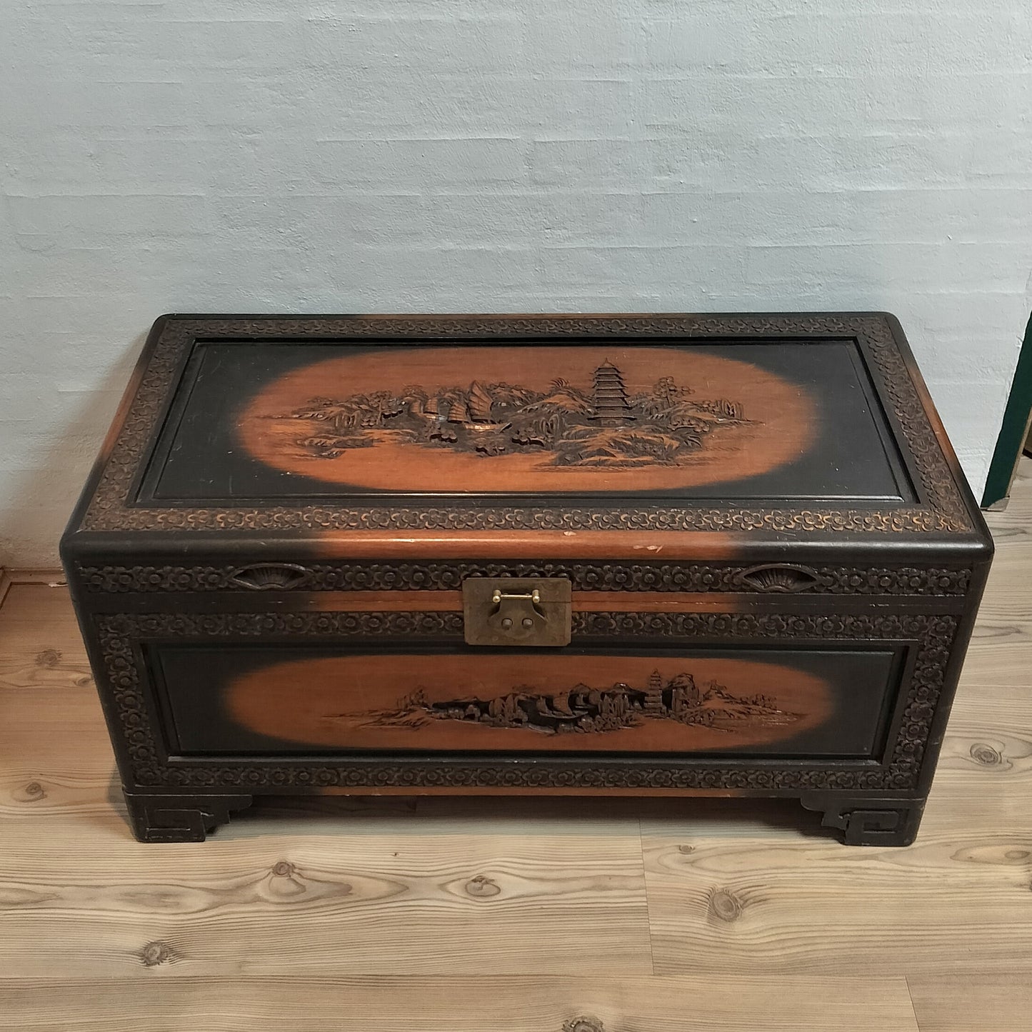 Secondhand - Gammel kinesisk kiste (Afhentningsvare)