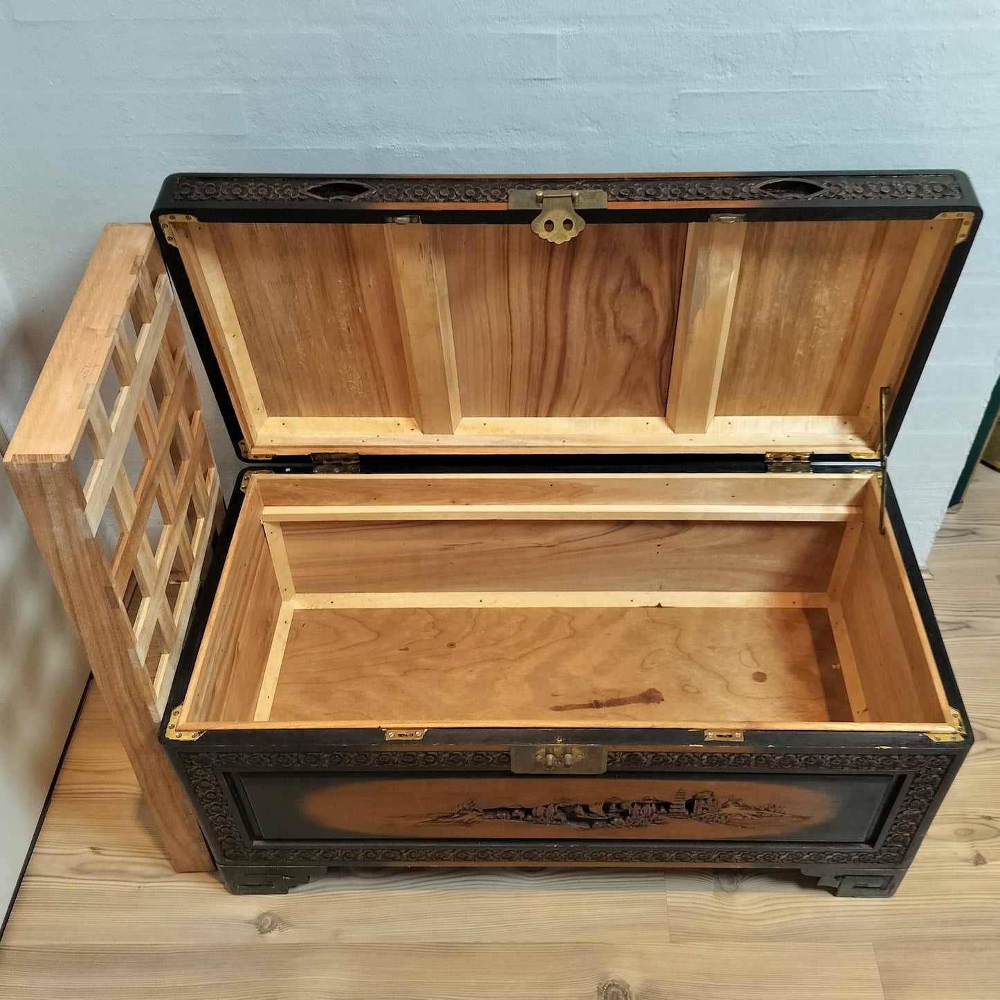 Secondhand - Gammel kinesisk kiste (Afhentningsvare)