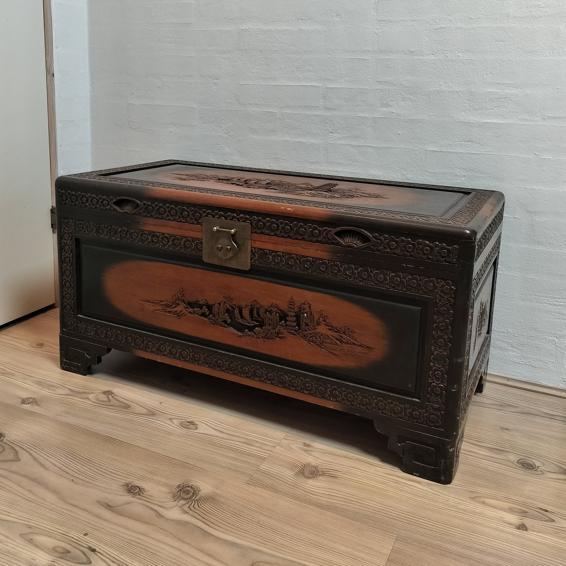 Secondhand - Gammel kinesisk kiste (Afhentningsvare)