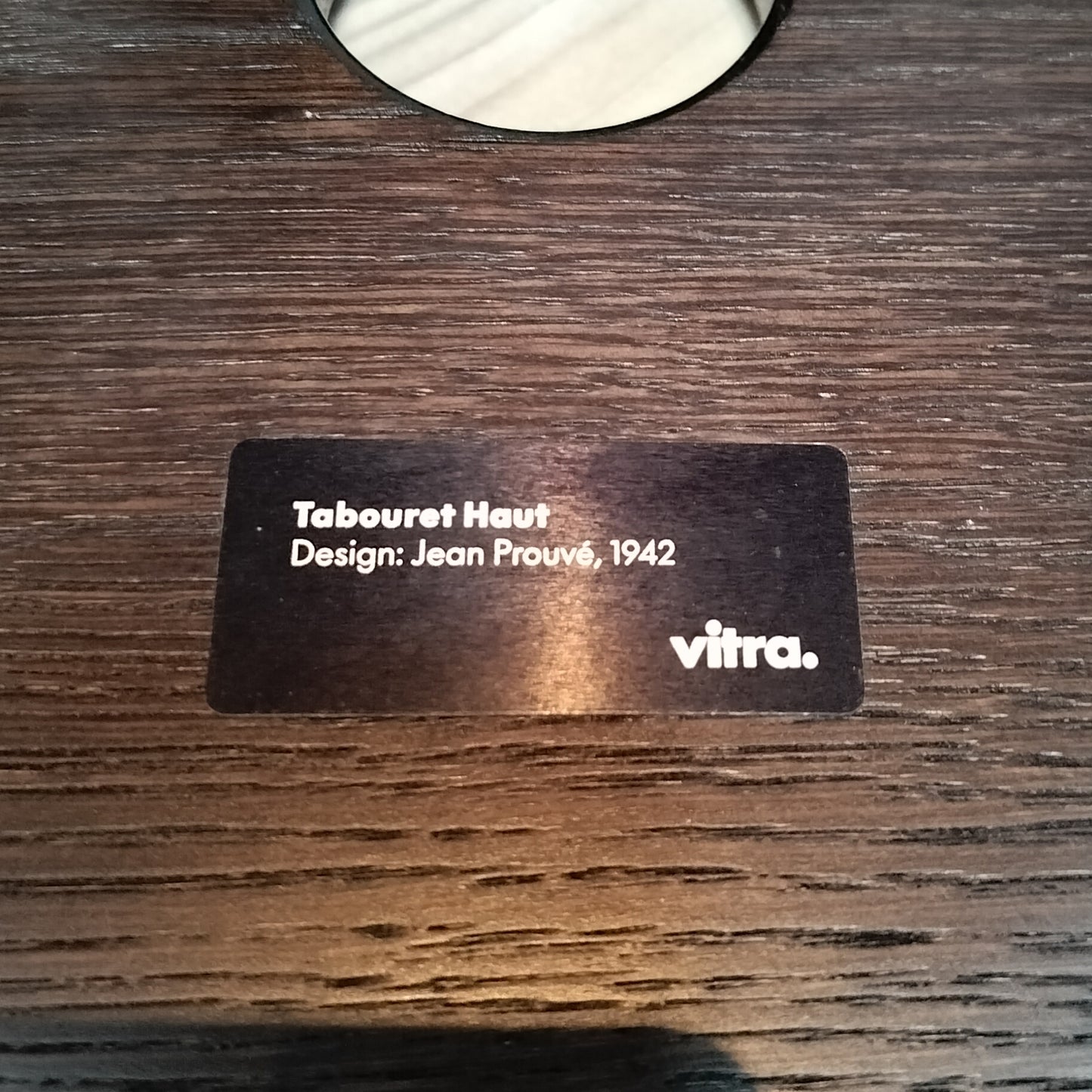 mærkat af Secondhand - Vitra Tabouret Haut af Jean Prouve