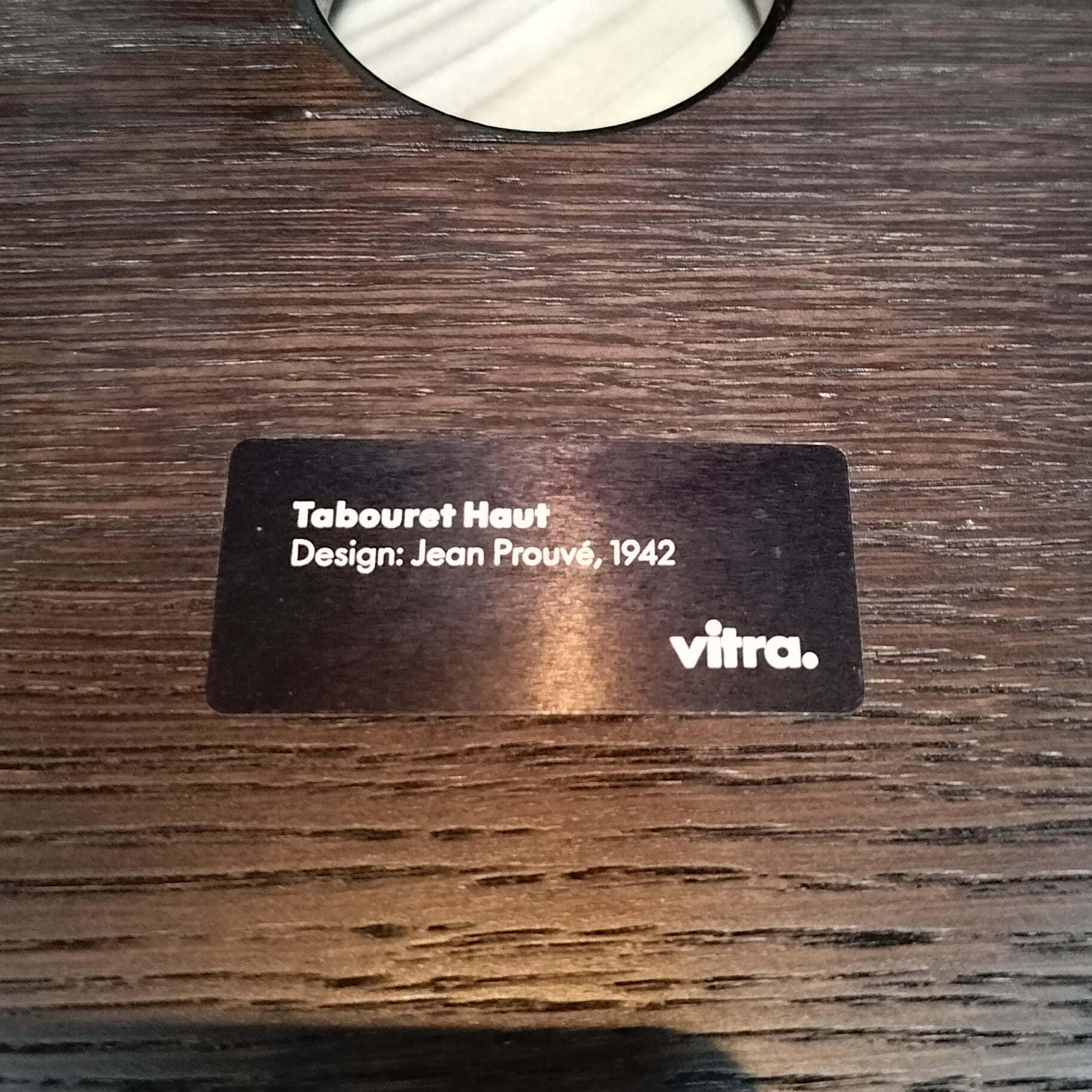 mærkat af Secondhand - Vitra Tabouret Haut af Jean Prouve