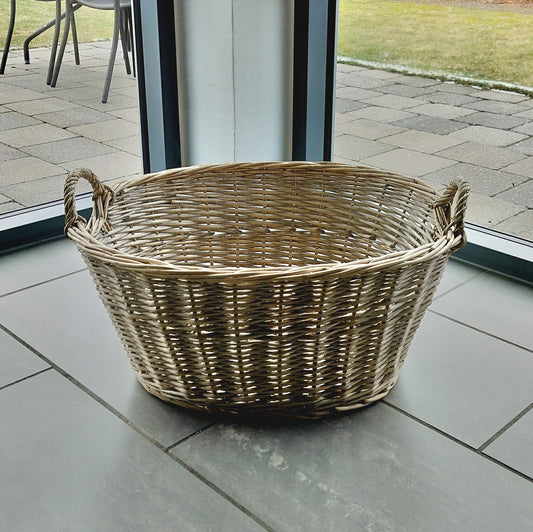 Fletkurv i pil - Oval L 61 × B 49,5 × H 32,5 cm.